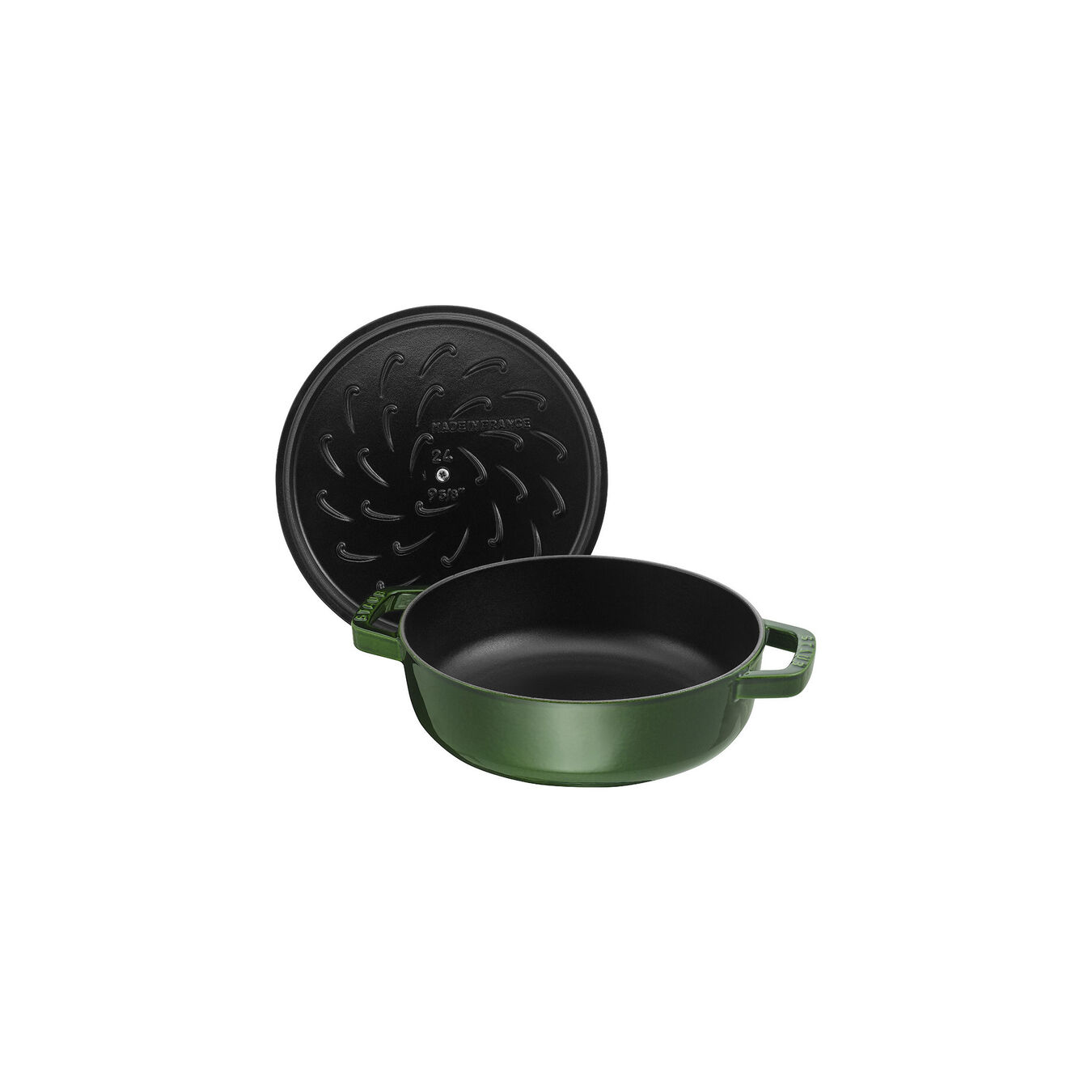 Olla verde de hierro fundido con tapa negra, sobre fondo blanco.