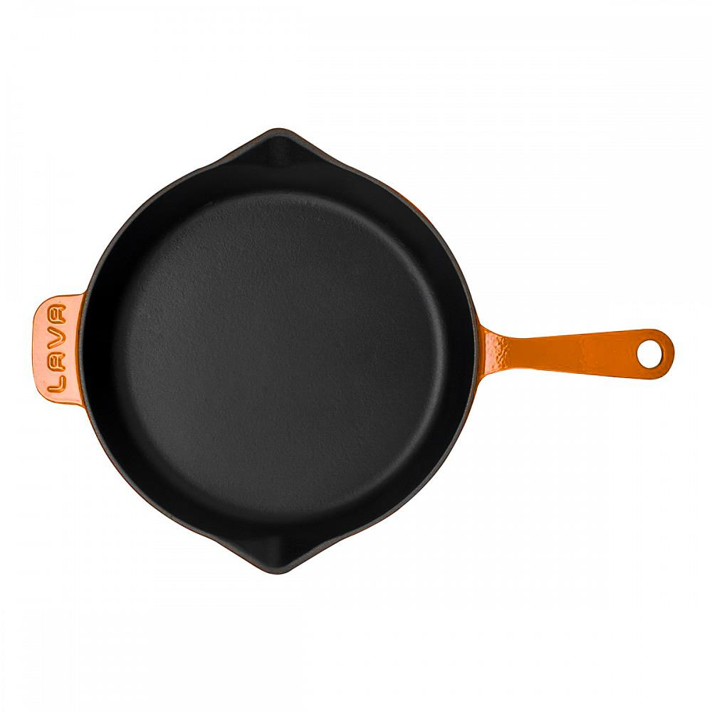Siyah içli, turuncu dökme demir tava ve Lava logosu.