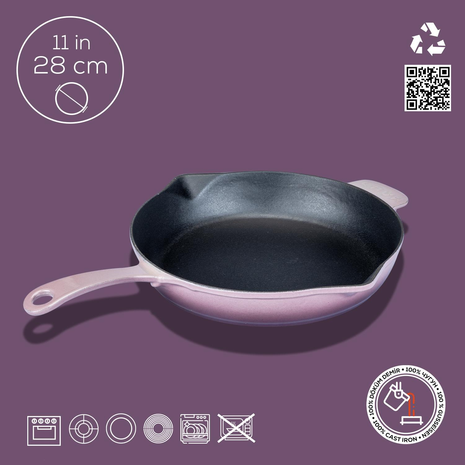 Pembe döküm demir tava (28 cm), kulplu ve altta pişirme sembolleri bulunur.