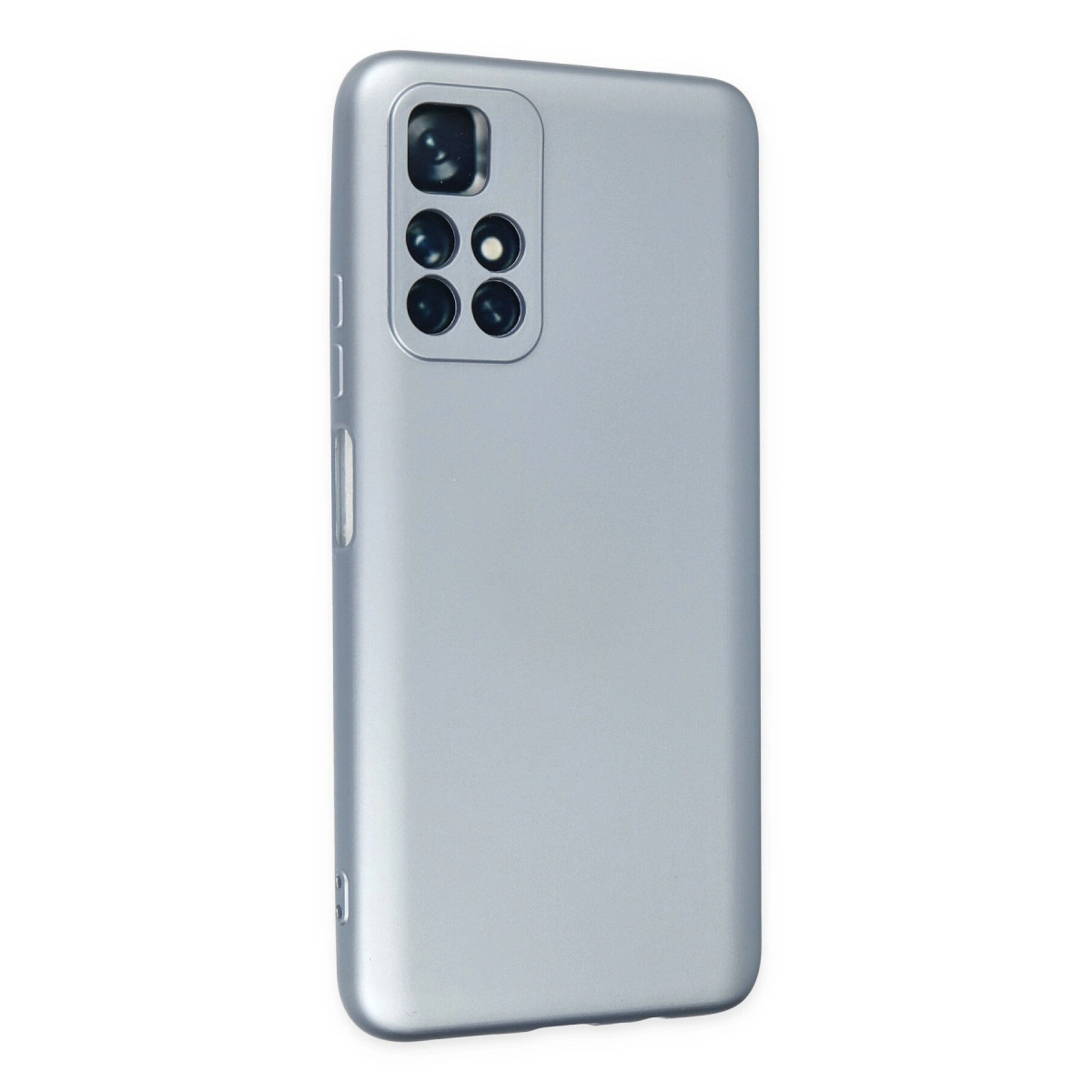 Beyaz arka plan üzerinde dört kameralı gümüş telefon kılıfı.