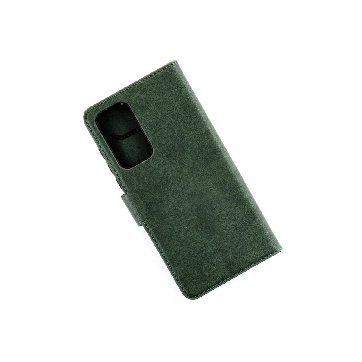 Kamera kesimli koyu yeşil telefon kılıfı. Beyaz zeminde duruyor.