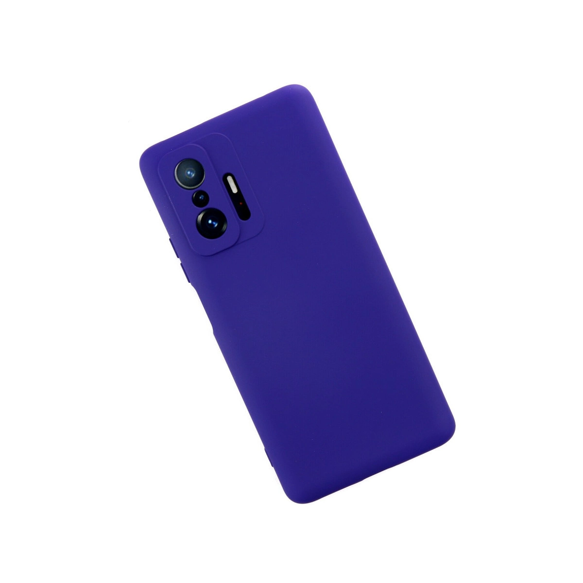 Mor telefon kılıfı, kamera lensleri ve flaş beyaz arka plan üzerinde.