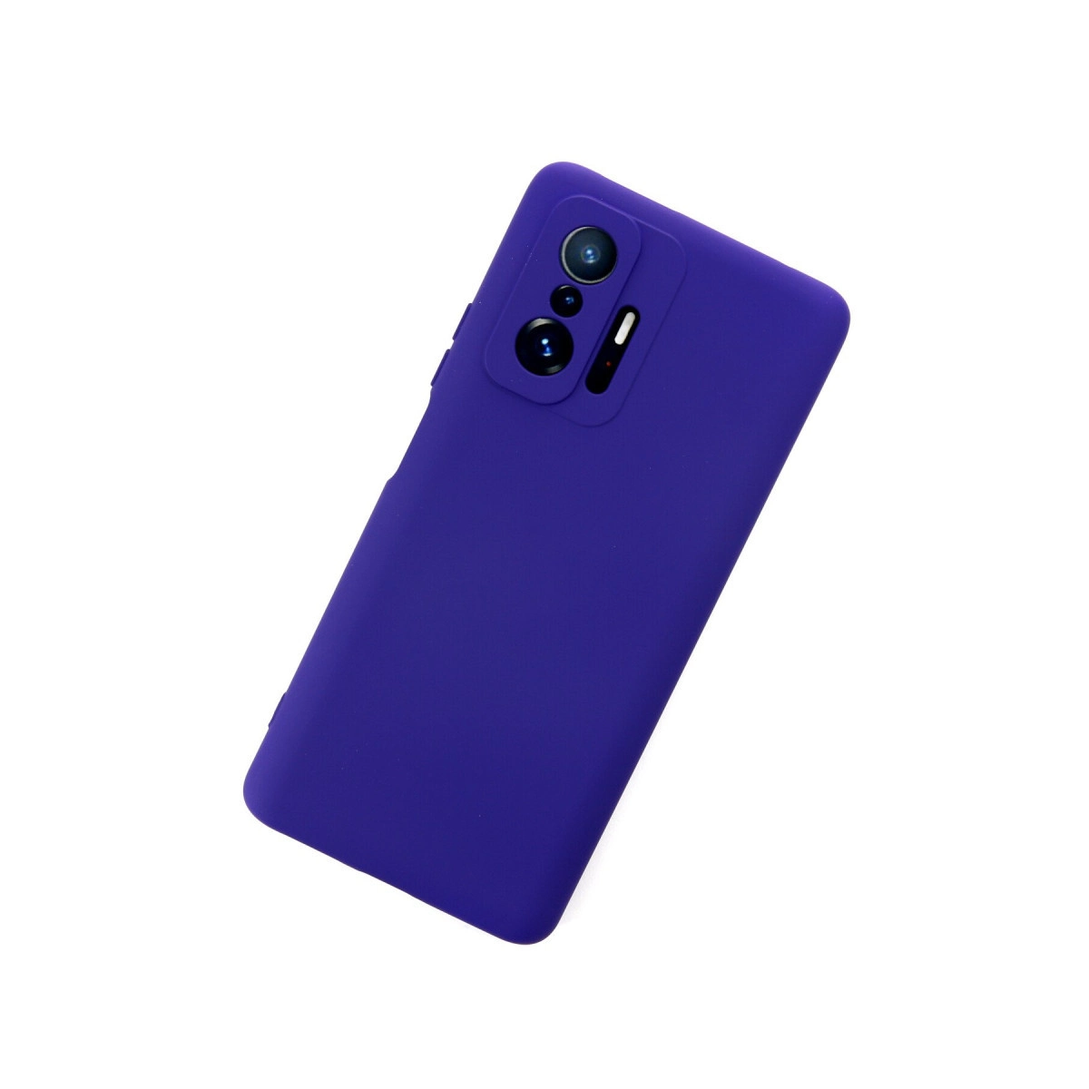 Beyaz arka plan üzerinde kamera lensli mor telefon kılıfı.