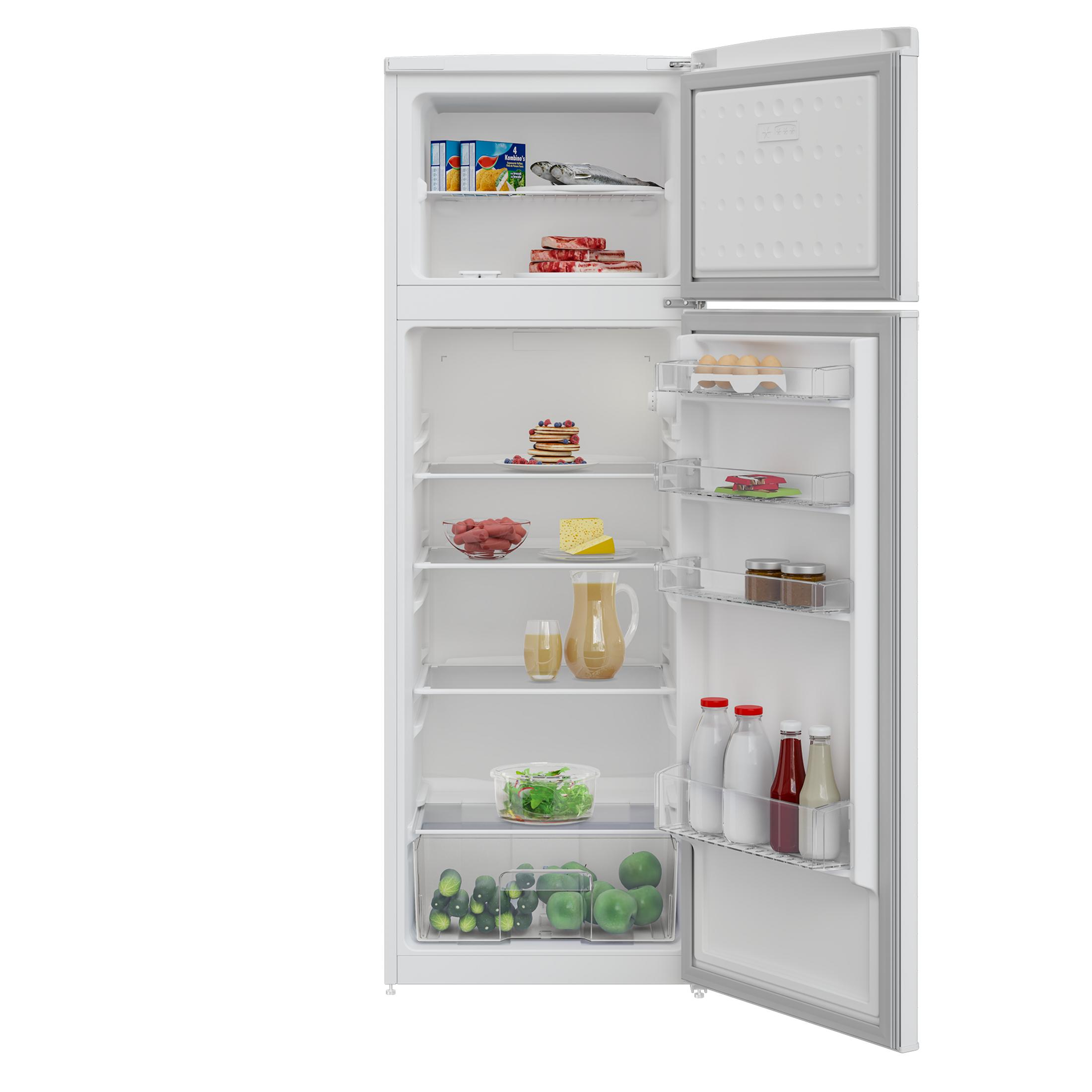 Yiyeceklerle dolu açık beyaz buzdolabı: balık, et, yumurta, böğürtlen, peynir, meyve suyu, salata ve elma.
