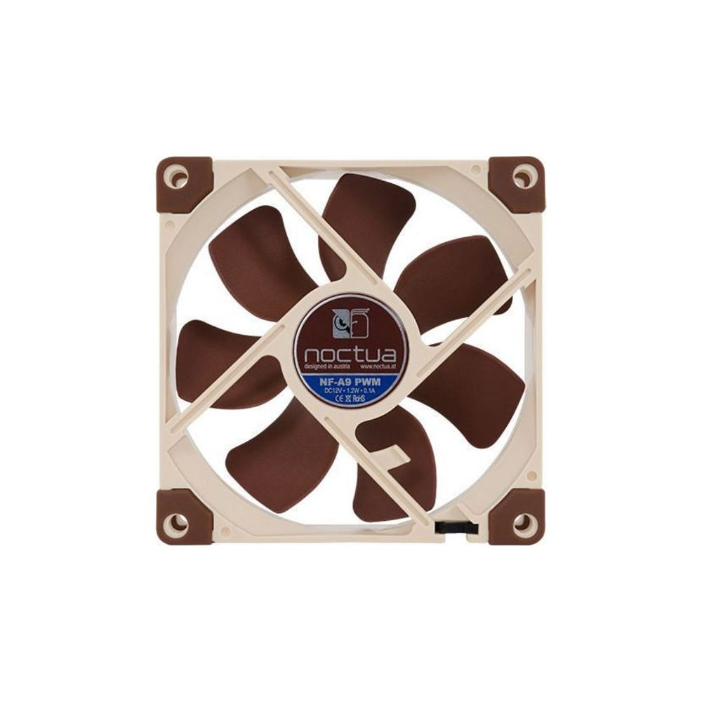 Beżowy wentylator z brązowymi łopatkami i logo Noctua pośrodku.