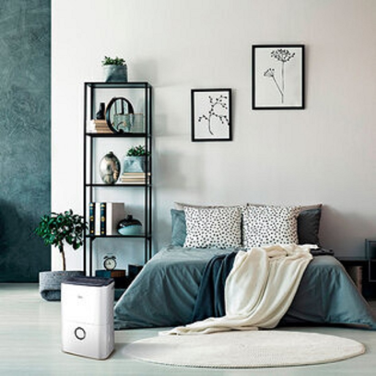 Un dormitorio con una cama, un estante y un humidificador.