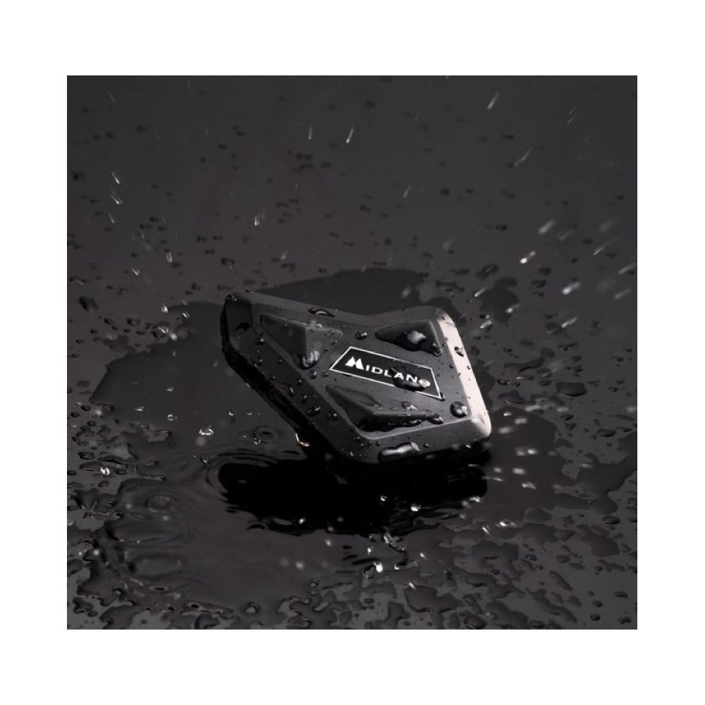 Czarny gadżet Midland na mokrej, ciemnej powierzchni z kroplami wody.
