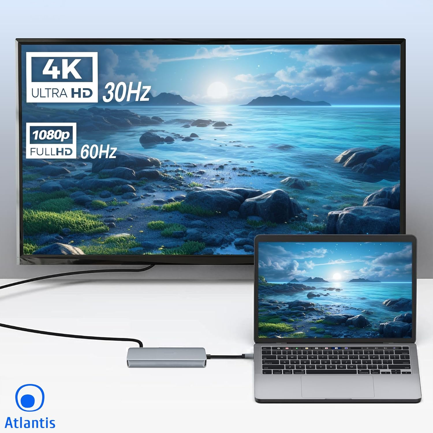 Un laptop è collegato a un grande schermo 4K tramite un hub.