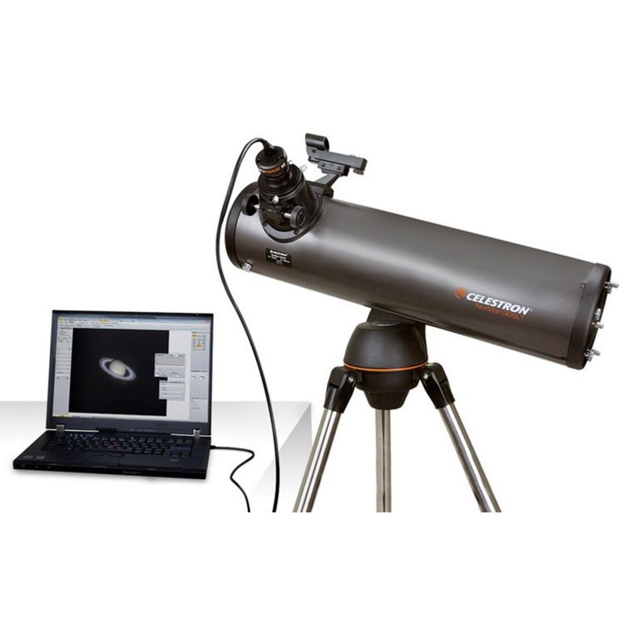 Ein graues Celestron-Teleskop mit Laptop daneben, der Saturn zeigt.