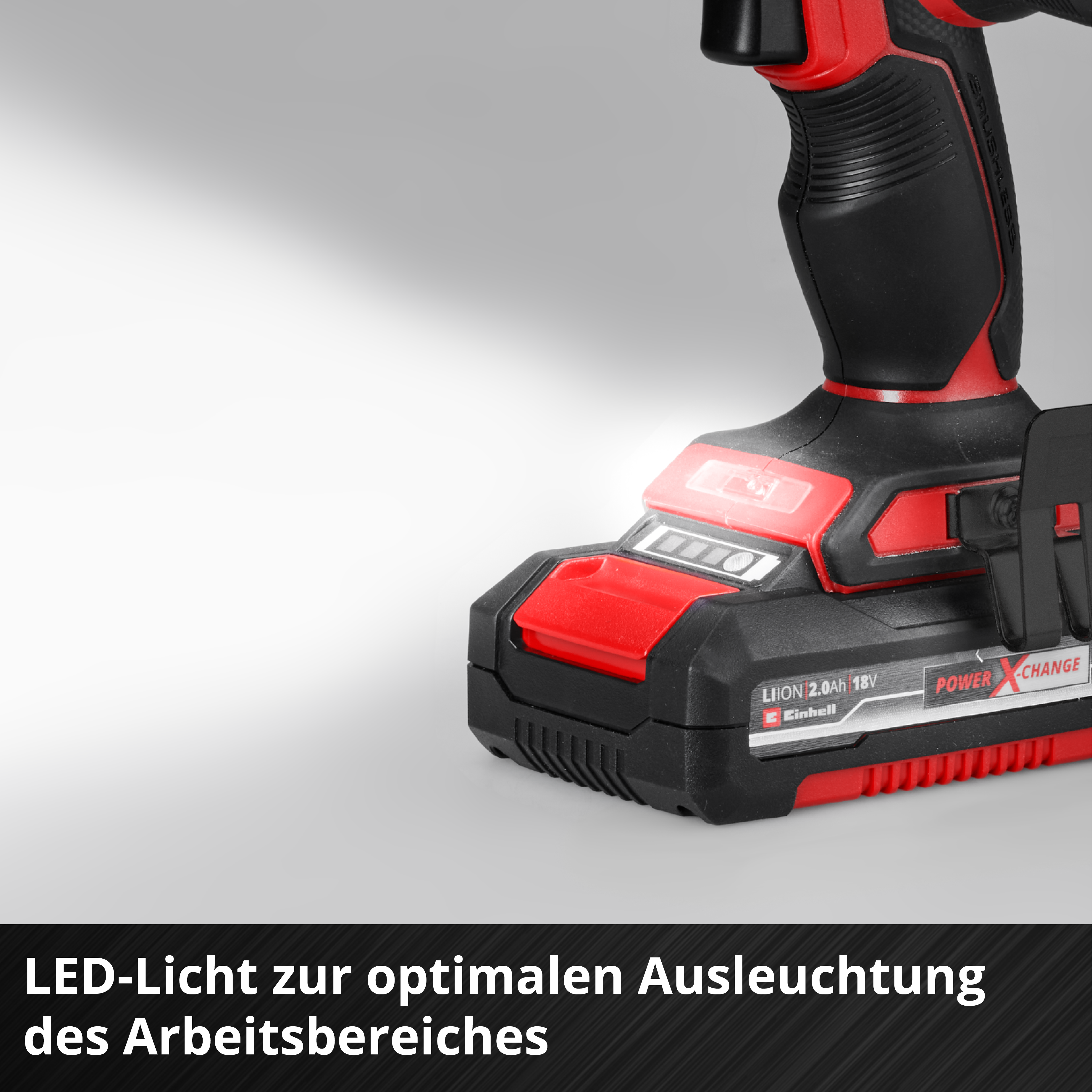 Detailansicht eines Akkuschraubers mit rotem und schwarzem Gehäuse und LED-Licht.
