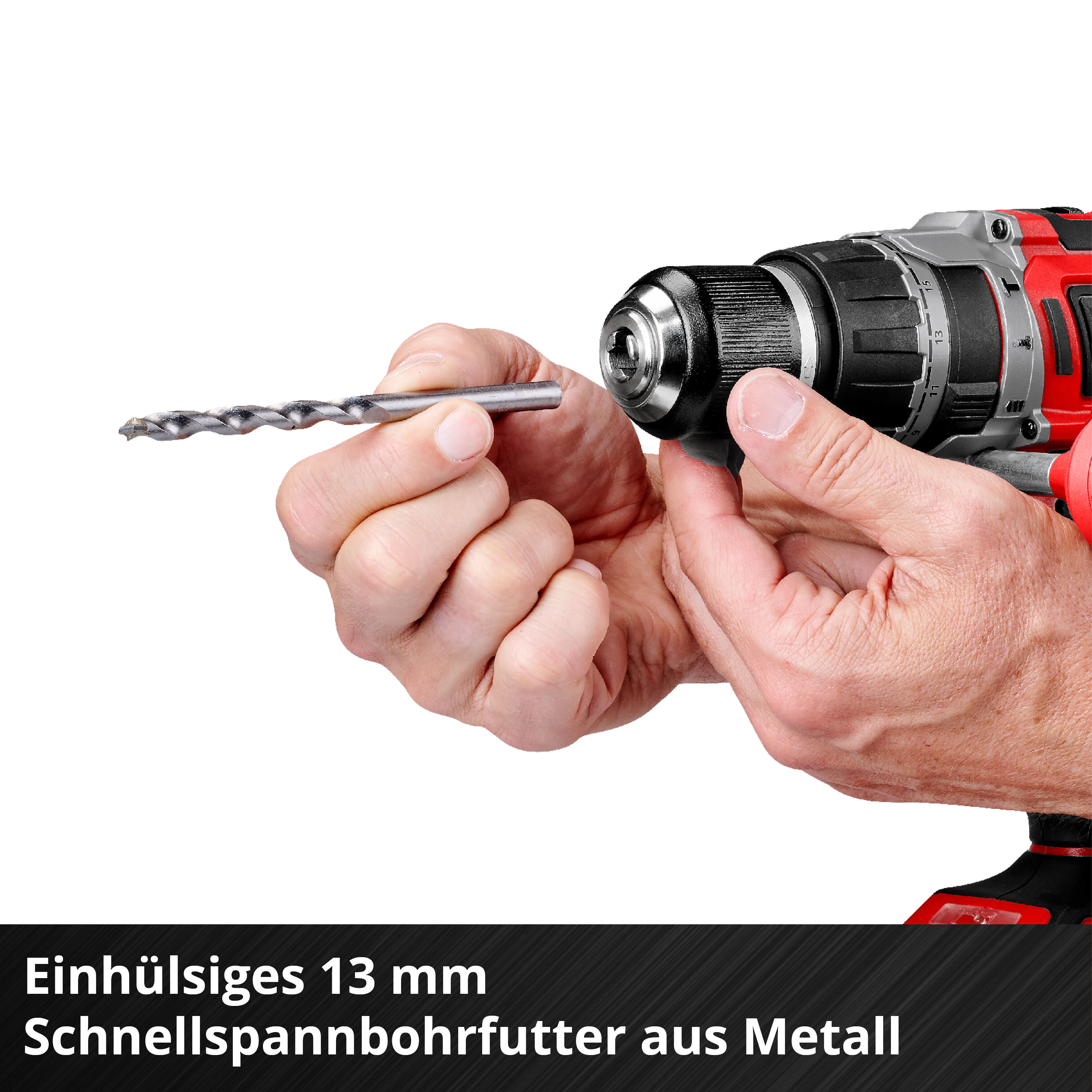 Eine Hand hält einen Bohrer und setzt ihn in ein Bohrfutter aus Metall ein.