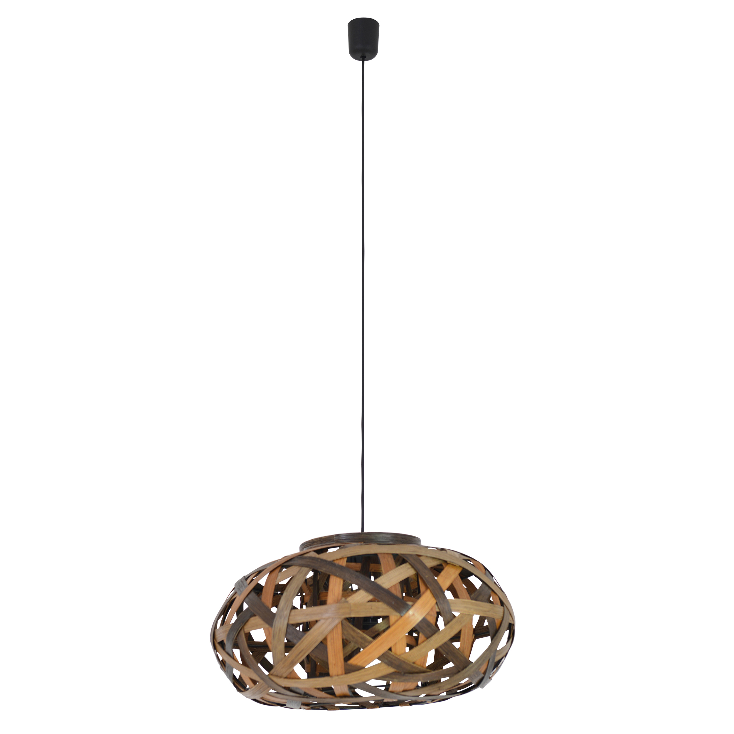 Hängende Lampe aus braunem, geflochtenem Holz mit schwarzem Kabel und Baldachin.