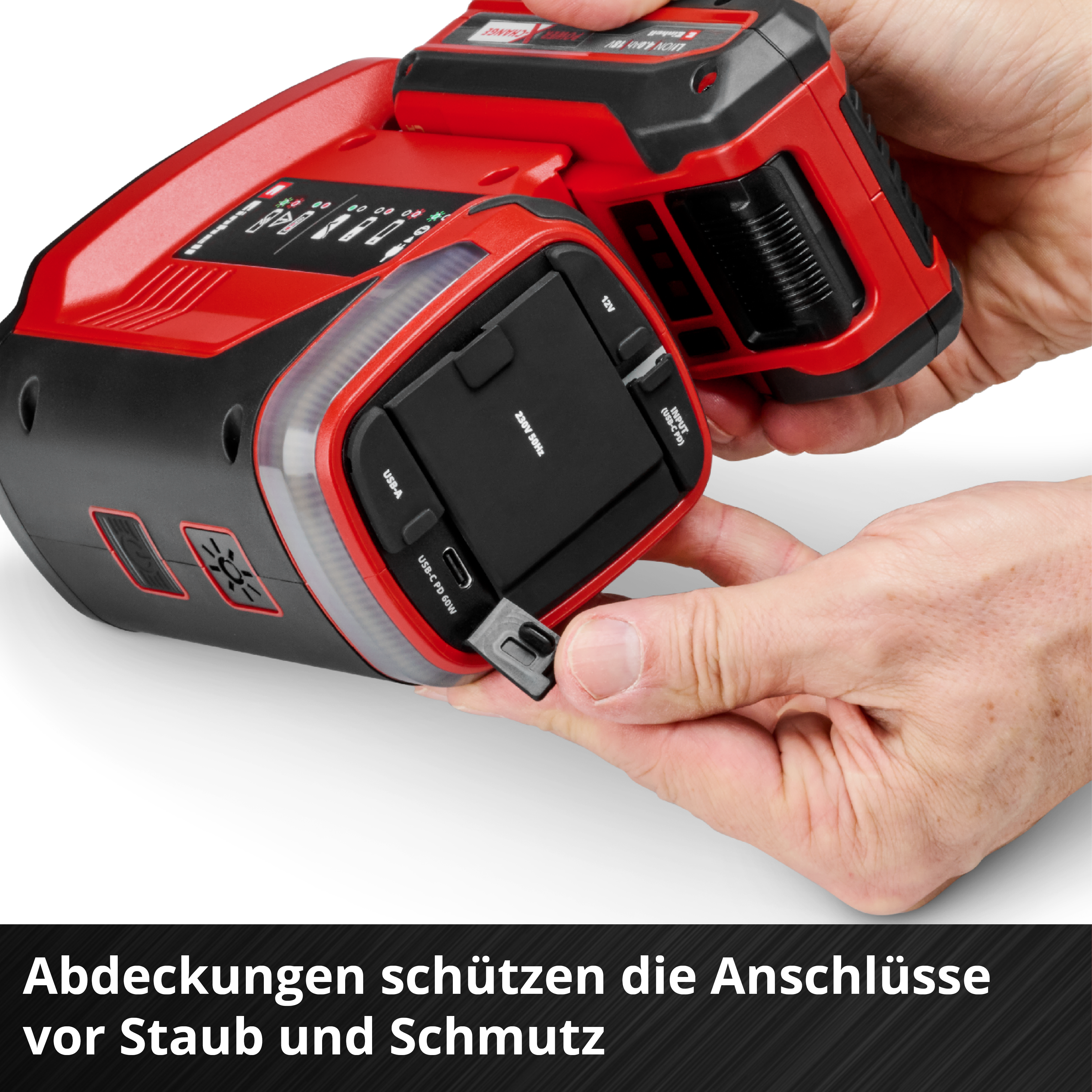 Hände schließen eine schwarze Abdeckung über USB-A und USB-C Anschlüsse.