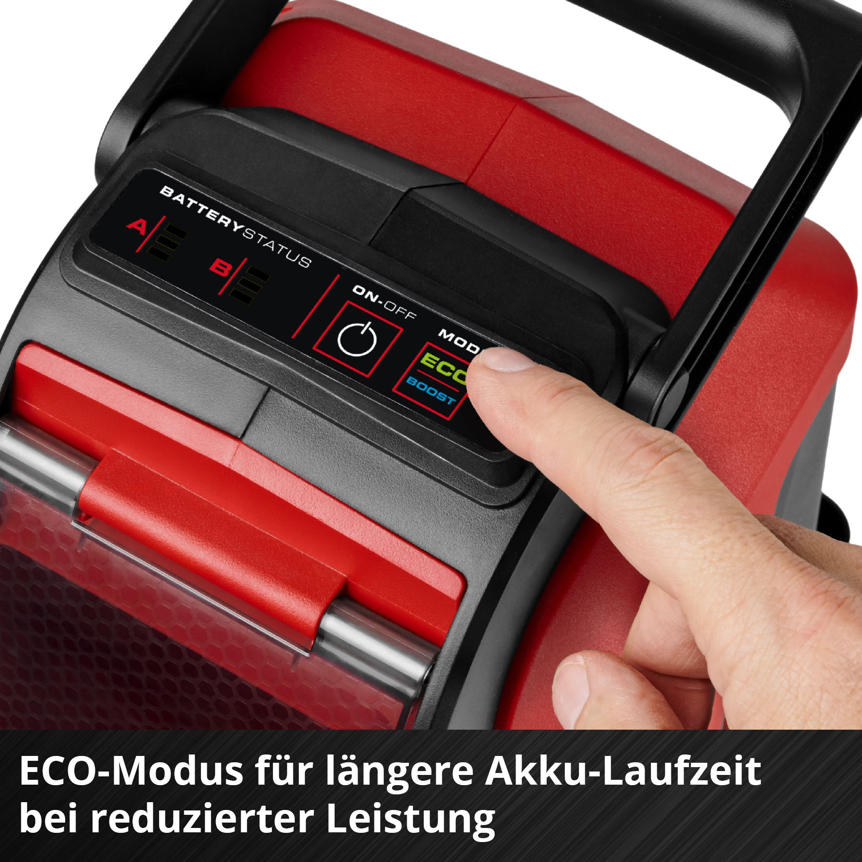 Daumen drückt ECO-Taste auf einem rot-schwarzen Gerät. Batterieanzeige sichtbar.