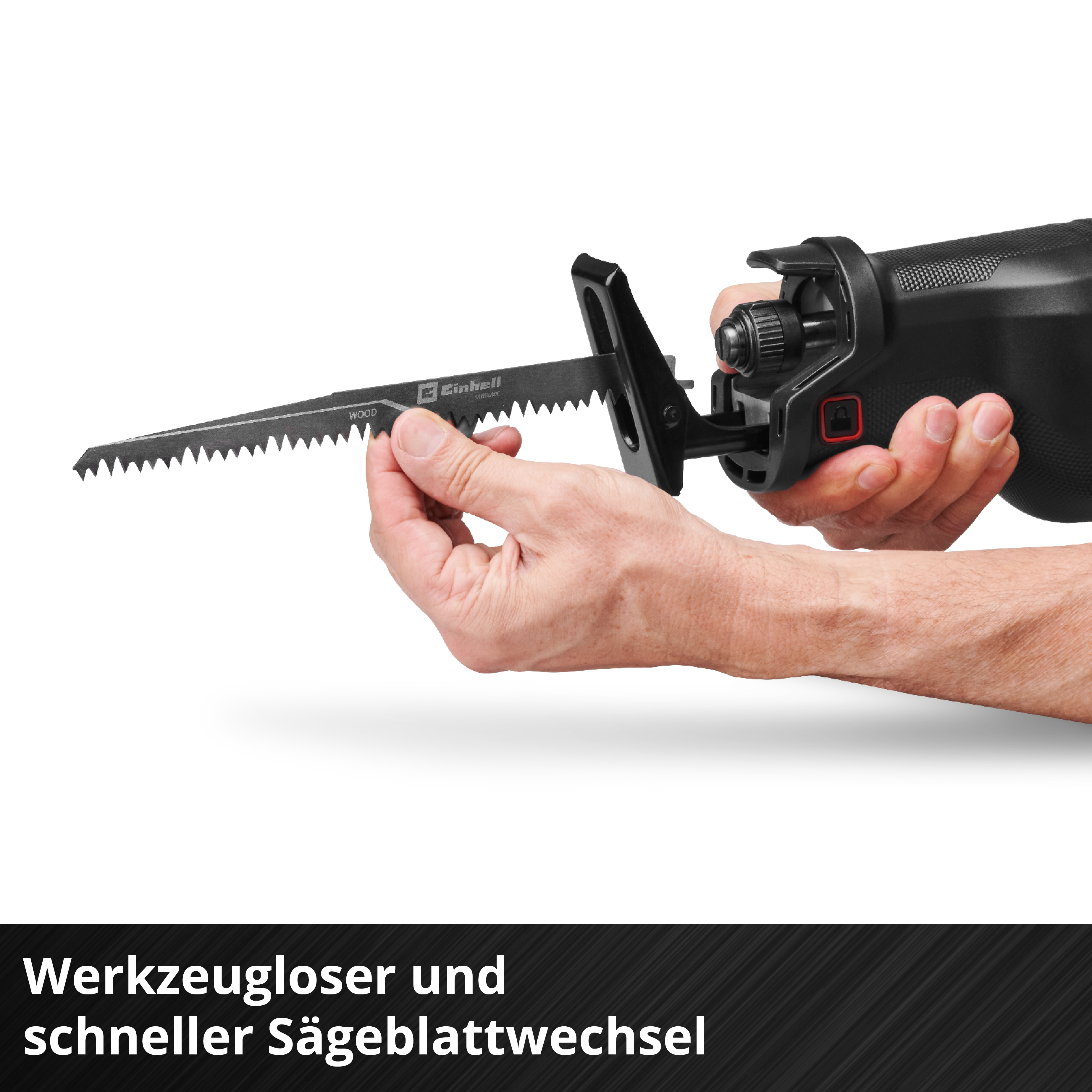Eine Hand hält ein Sägeblatt für eine Säbelsäge.