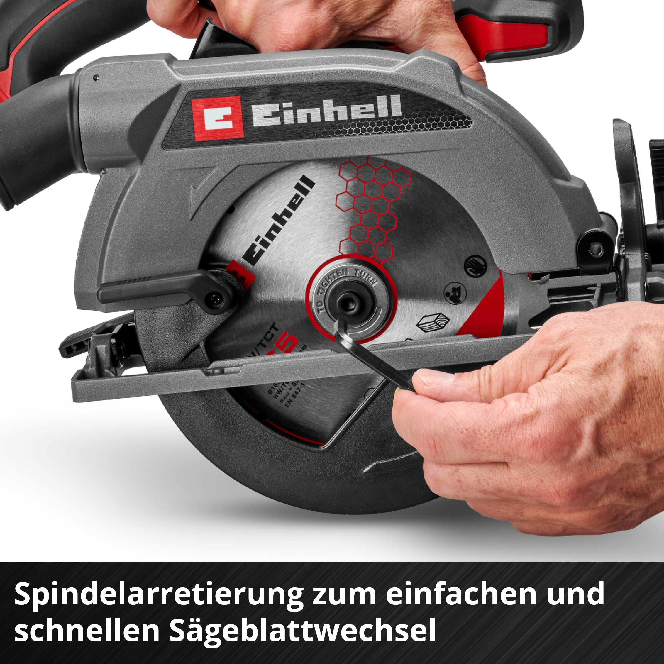 Ein Mann benutzt einen Inbusschlüssel, um die Spindel einer Kreissäge zu sichern.