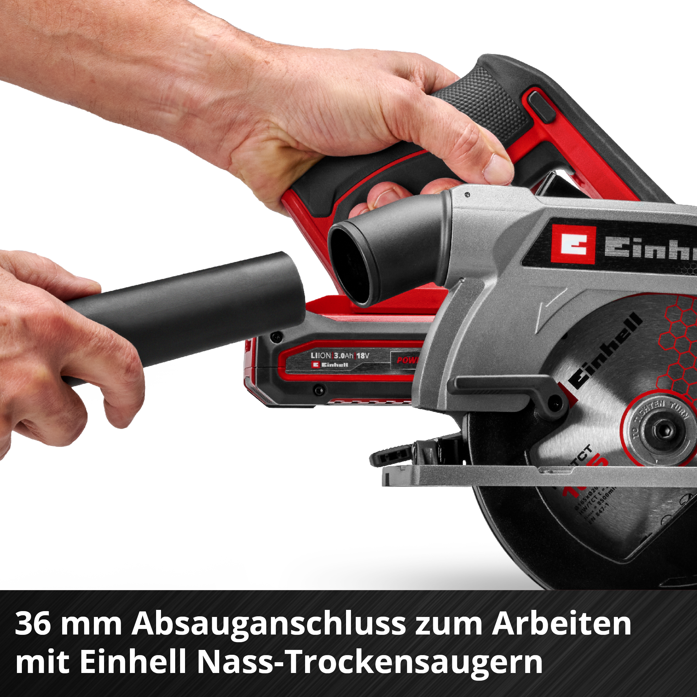 Ein Mann hält einen schwarzen Schlauch und eine Kreissäge mit rotem Akku.
