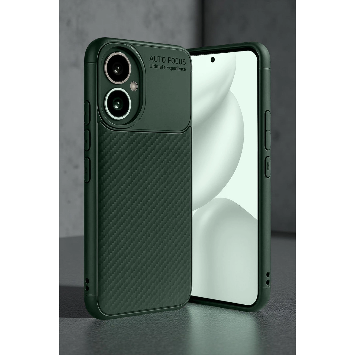 Kamera oyuntulu, koyu yeşil dokulu telefon kılıfı, telefonun yanında gösteriliyor.
