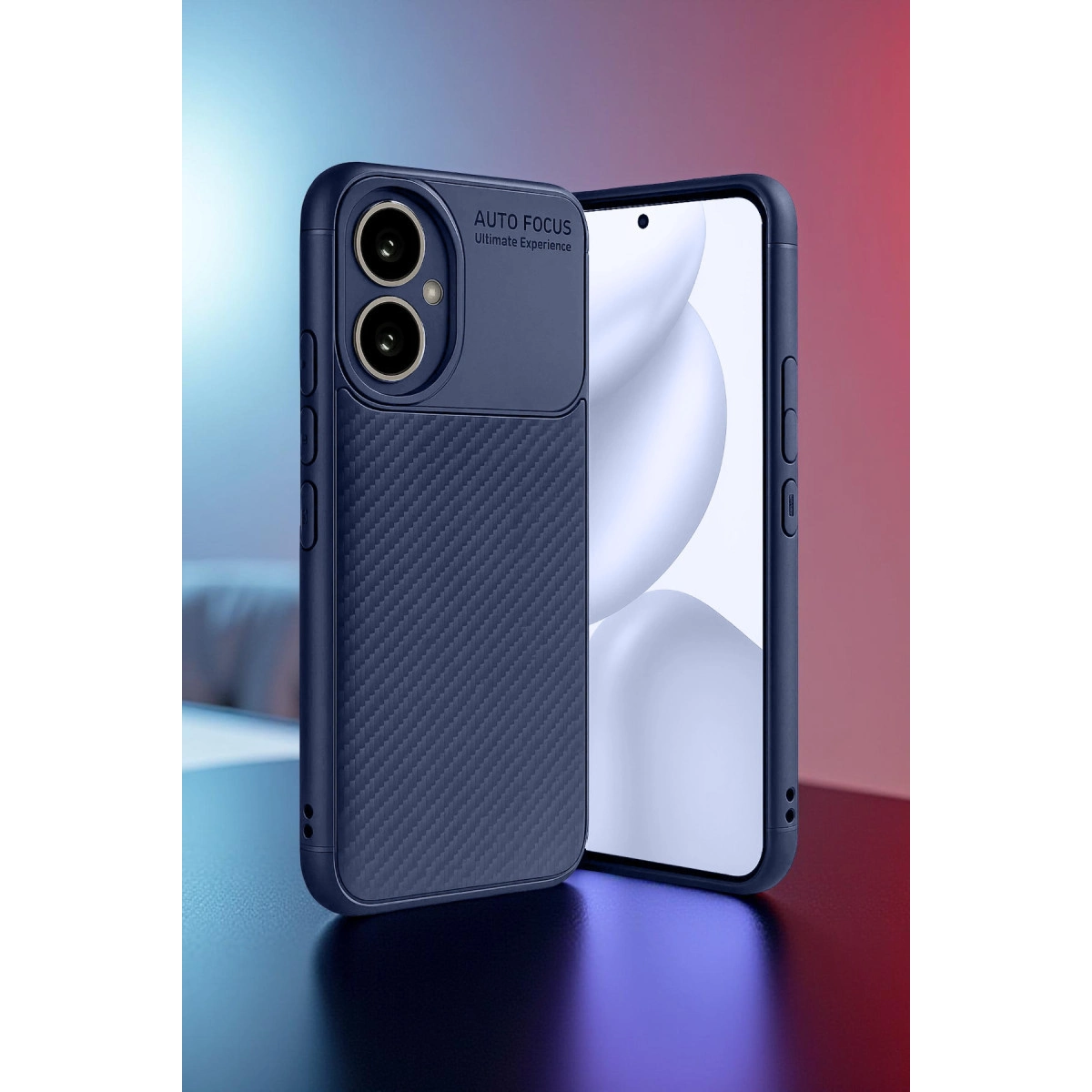 Karbon desenli ve kamera modüllü lacivert telefon kılıfı.