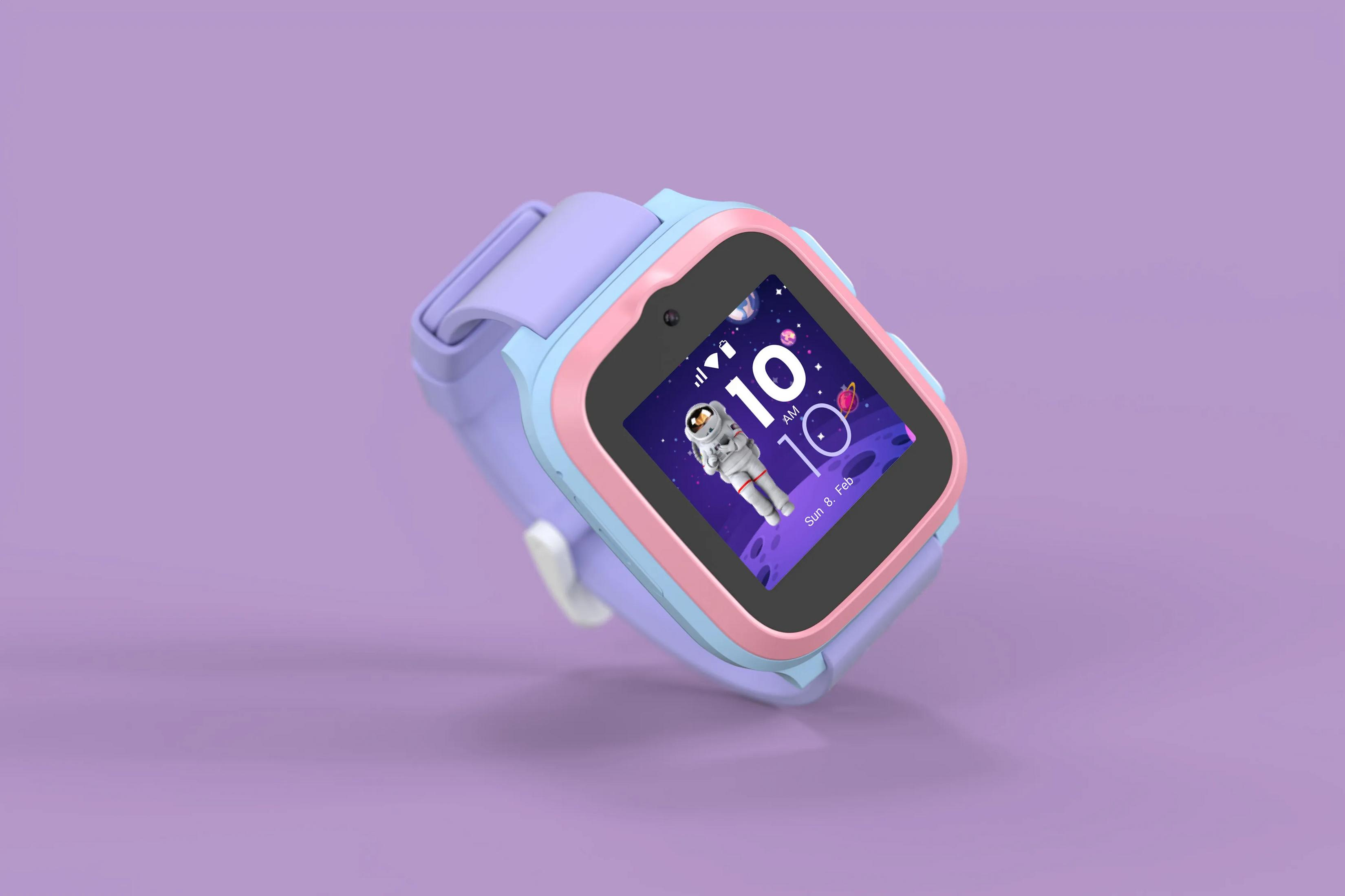 Eine Smartwatch mit Astronauten-Zifferblatt auf einem lila Hintergrund.