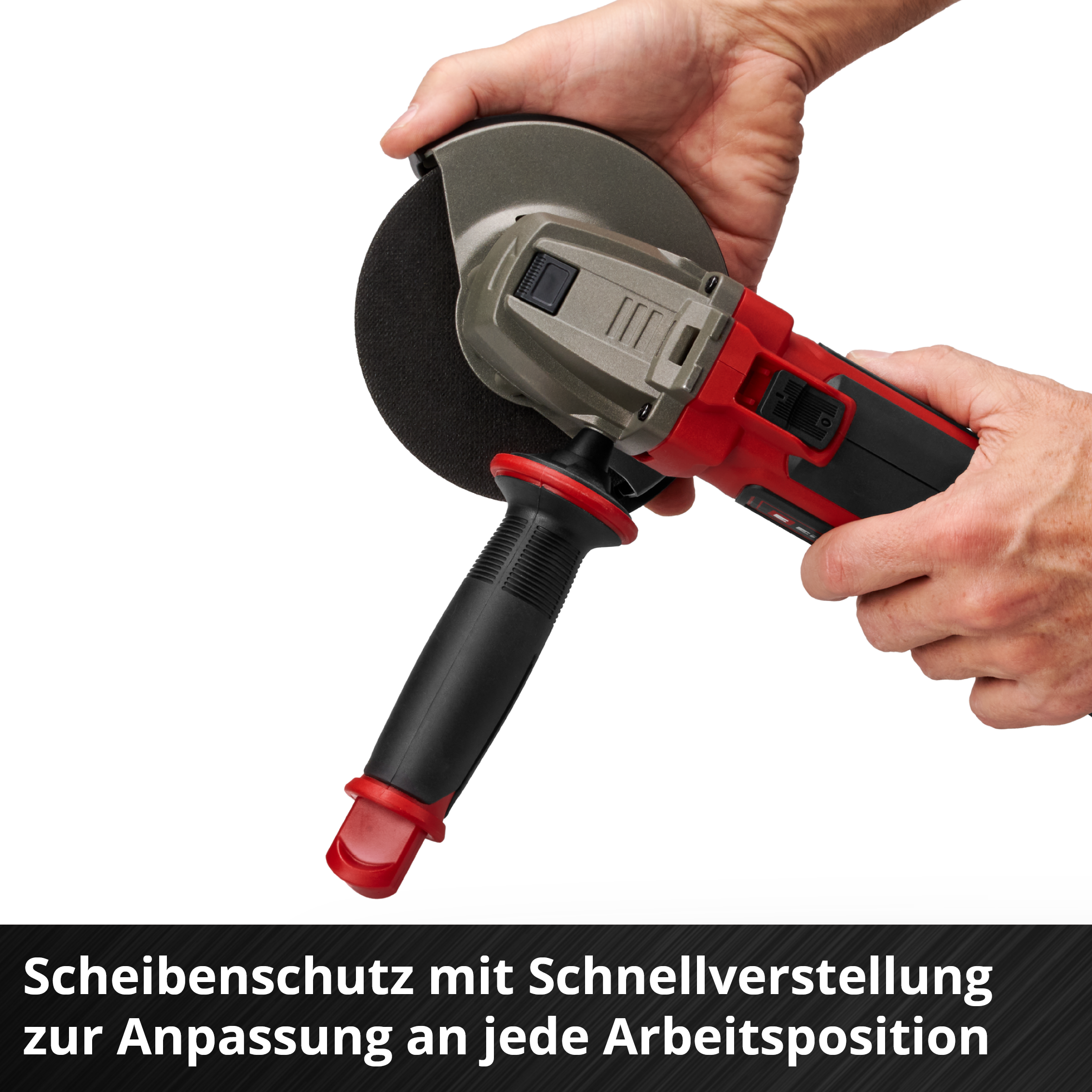 Eine Hand hält einen Winkelschleifer mit rotem Griff und Schutzhaube.