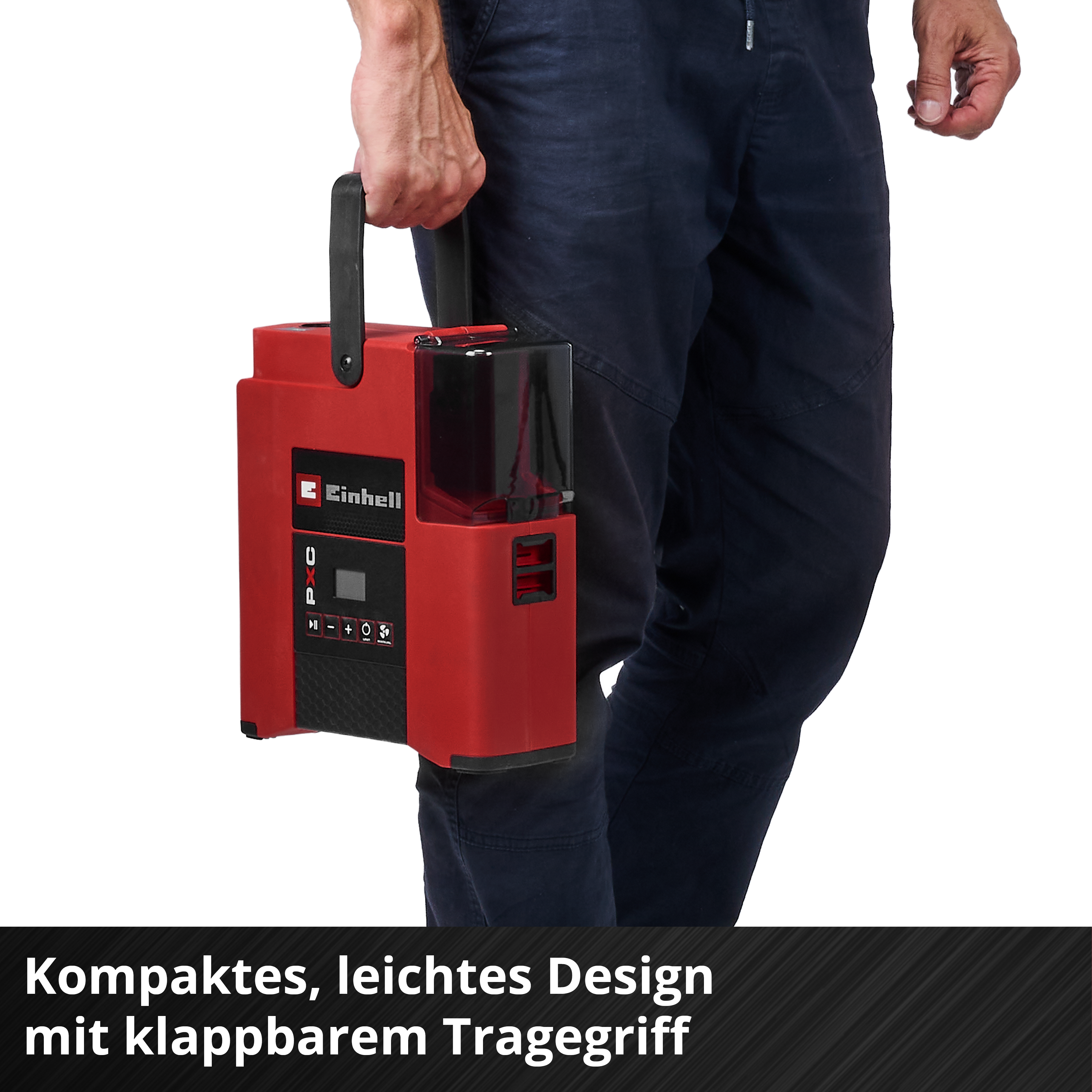 Mann trägt rotes Einhell Gerät mit Griff und Display. Blaue Hose.