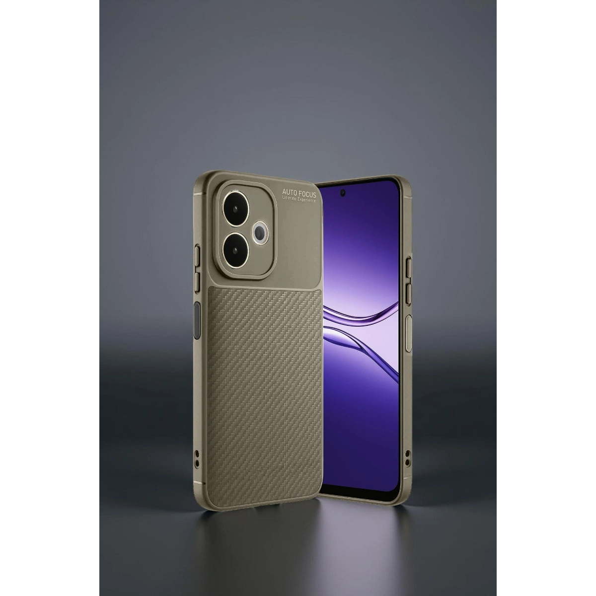 Karbon desenli altın rengi telefon kılıfı, yanında akıllı telefon.