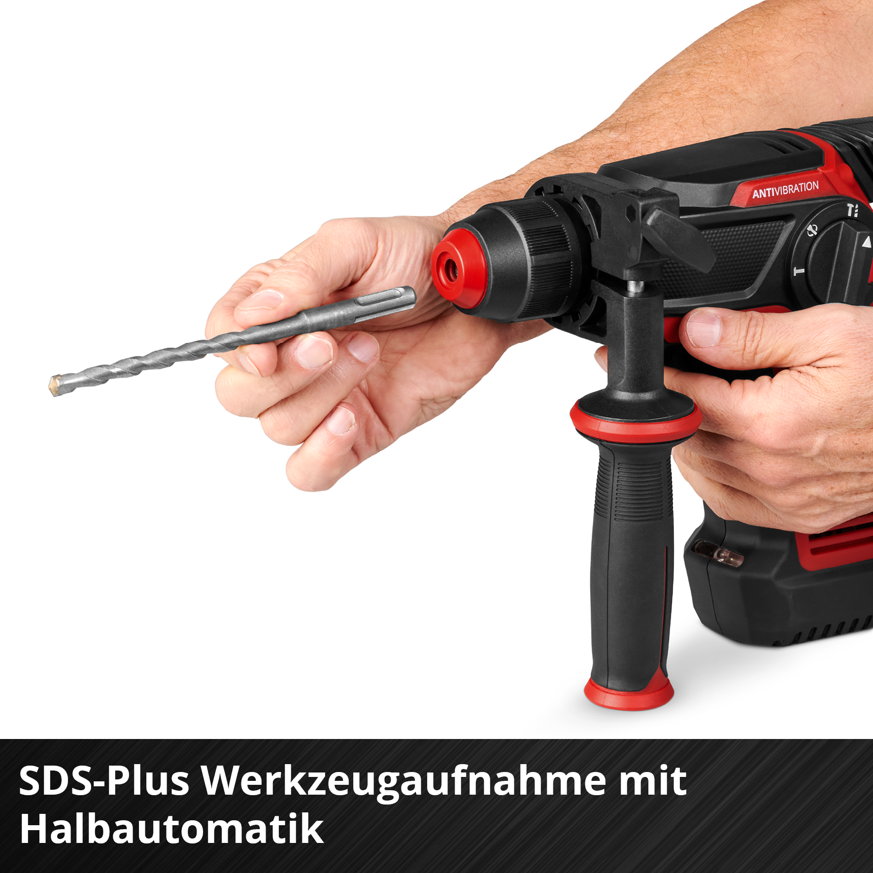 Mann hält Bohrer mit SDS-Plus-Werkzeugaufnahme und rotem Griff.