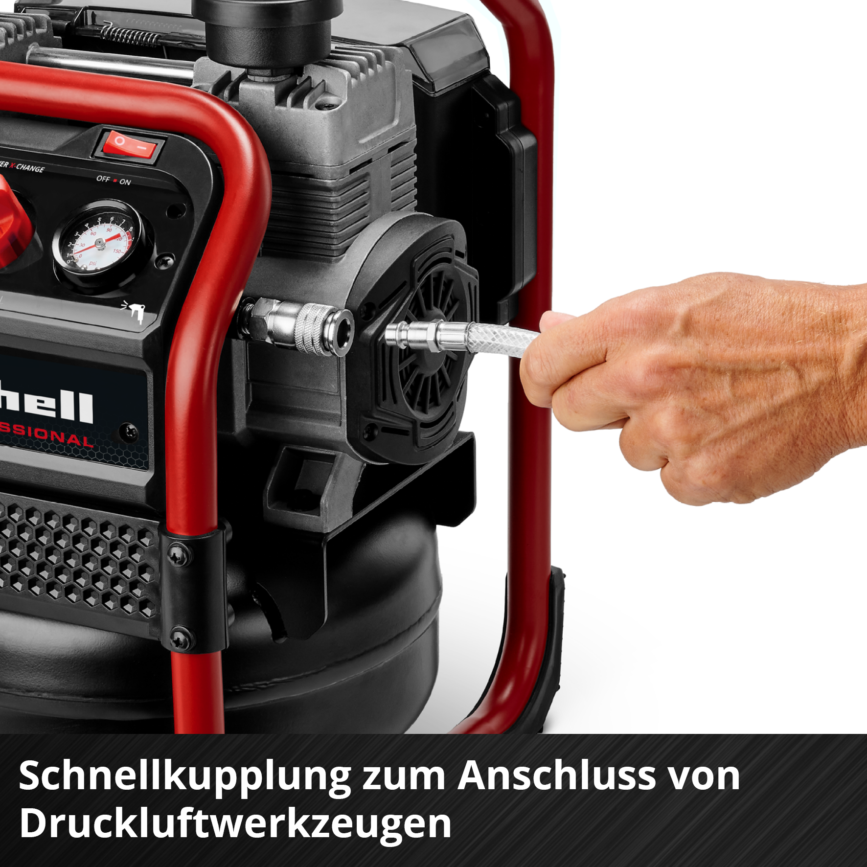 Ein Mann schließt einen Schlauch an einen schwarzen Kompressor mit roten Bügeln an.