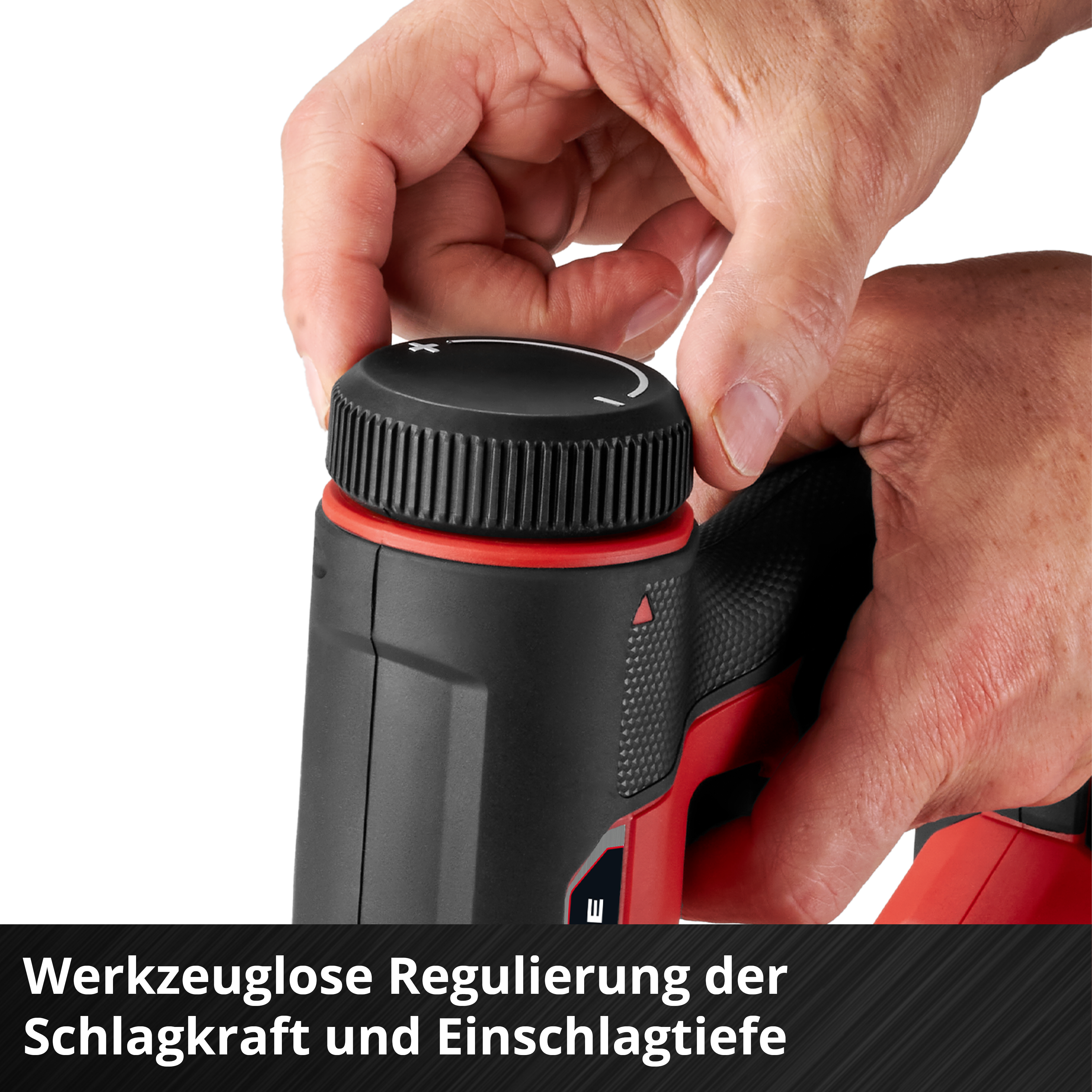 Hände stellen einen schwarzen Drehregler an einem Werkzeug ein.