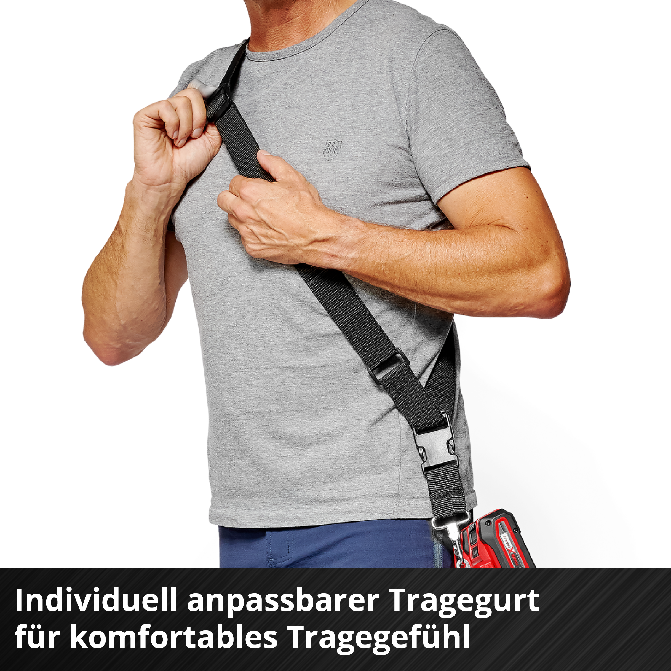 Mann in grauem T-Shirt mit schwarzem Tragegurt und einem Werkzeug.