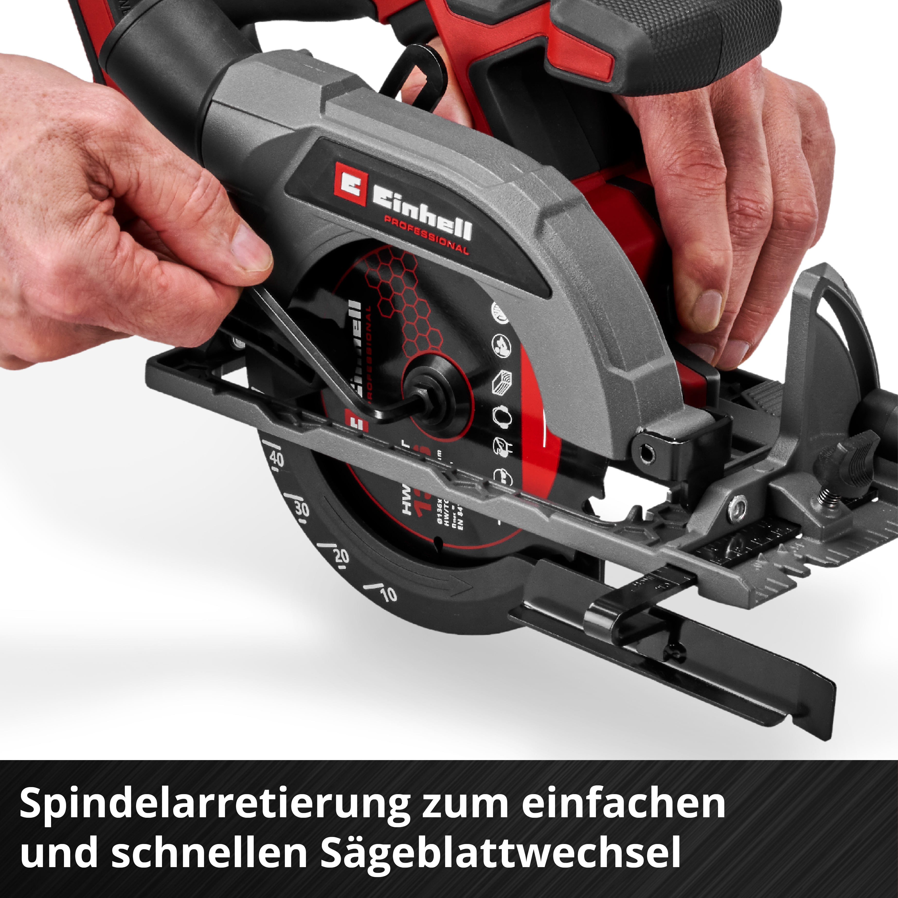Hände stellen eine Sägeblattarretierung an einer Kreissäge ein.