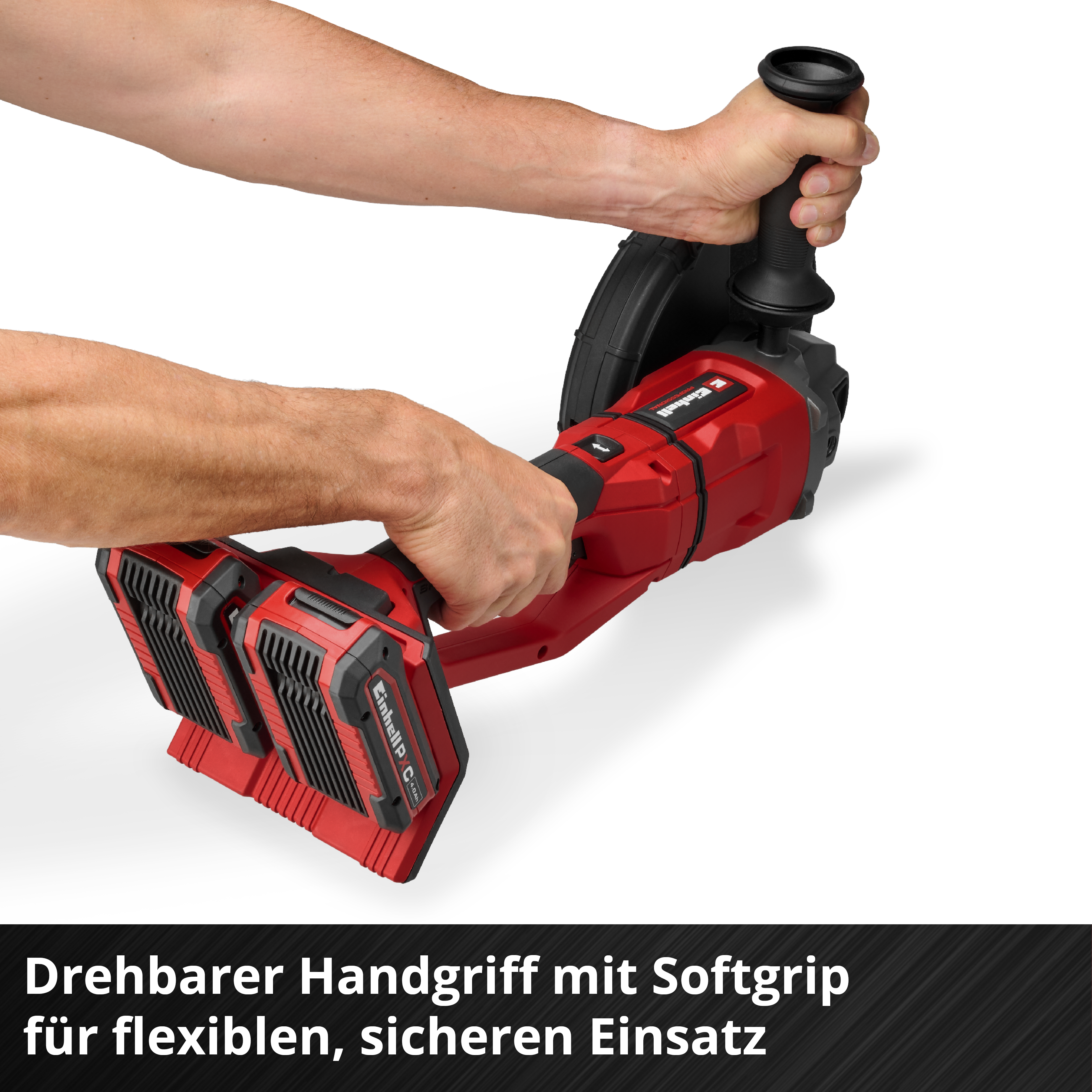 Hände halten einen roten Winkelschleifer mit zwei Akkus.