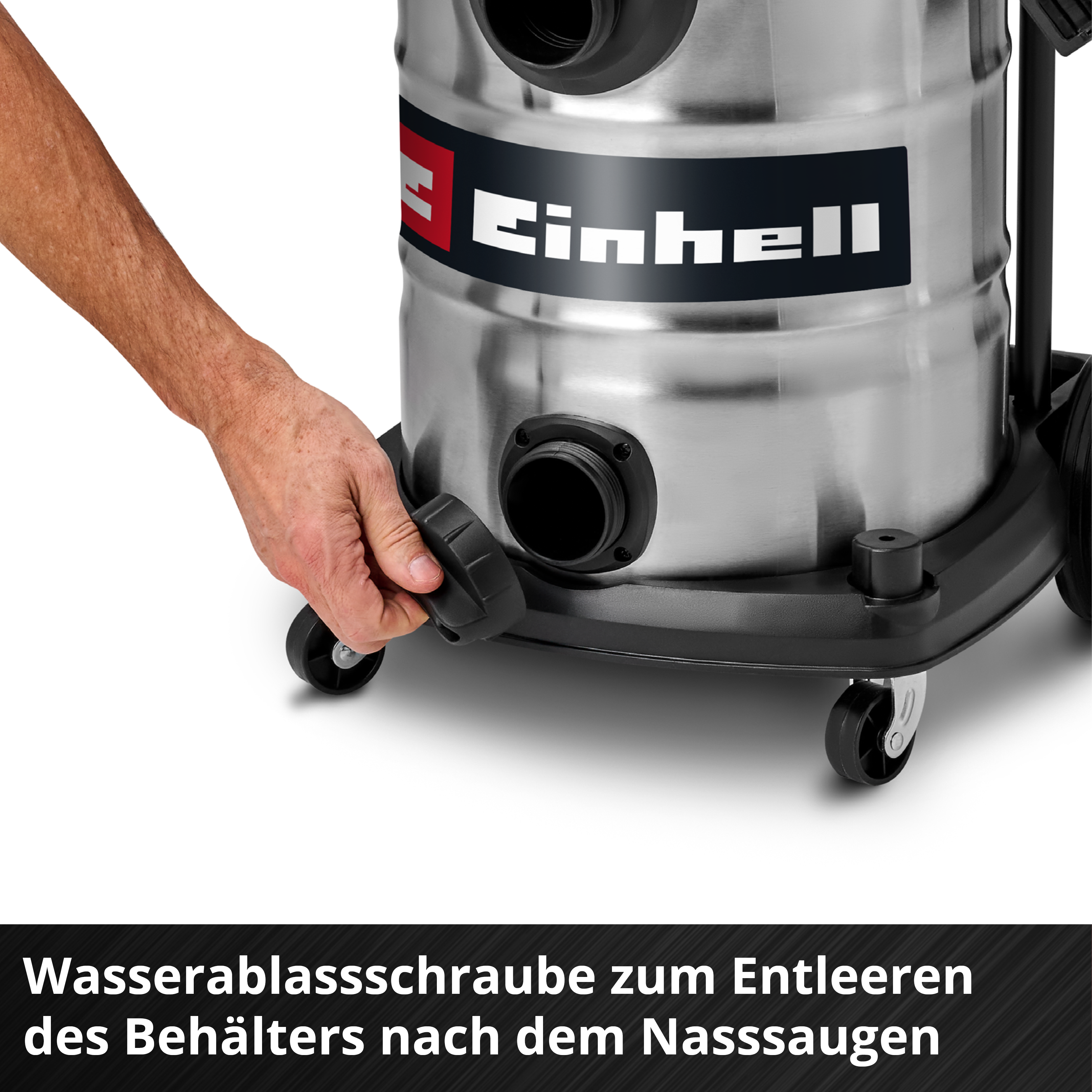 Ein Mann dreht die Wasserablassschraube des Staubsaugerbehälters.