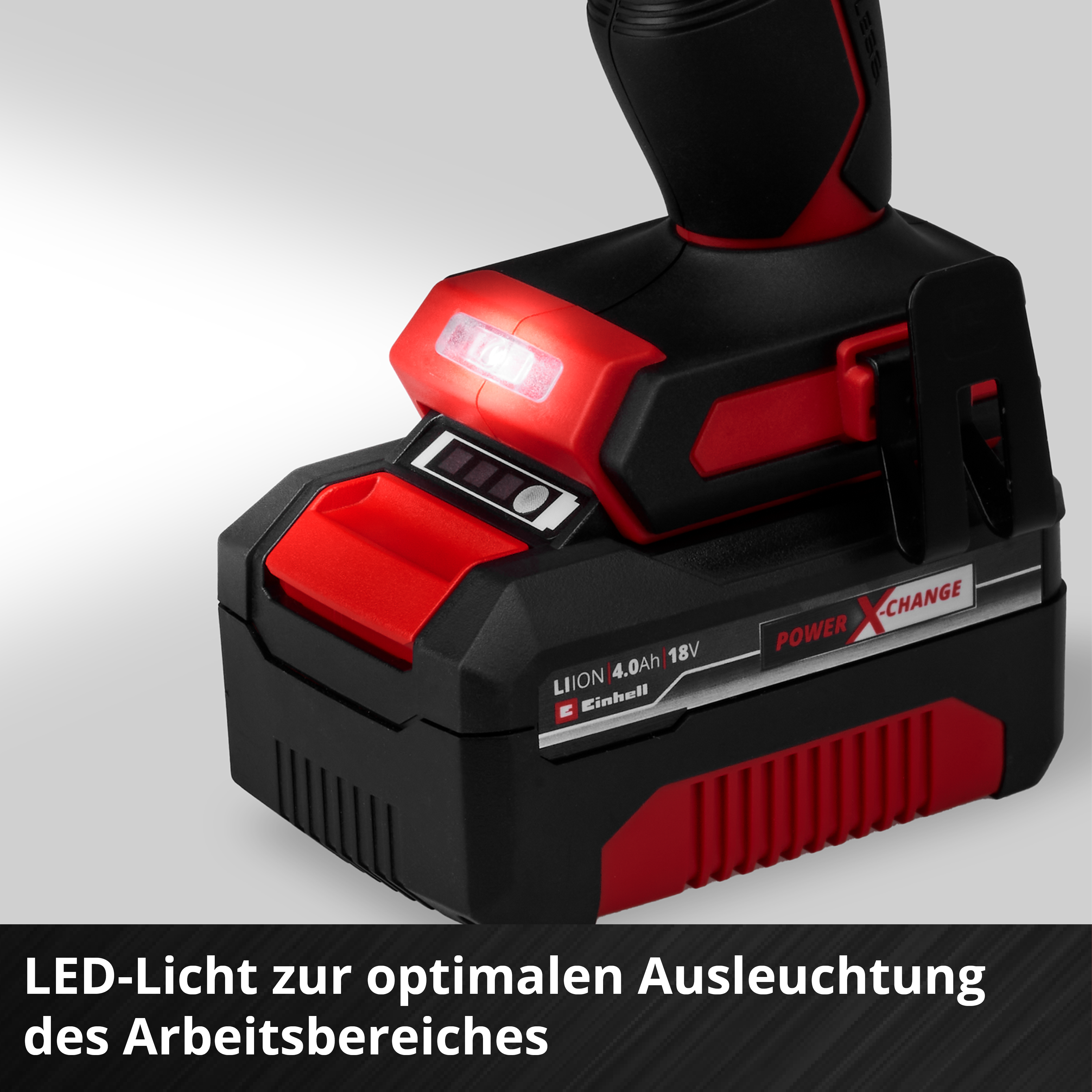 Einhell Akku-Werkzeug mit leuchtender LED und Ladeanzeige.