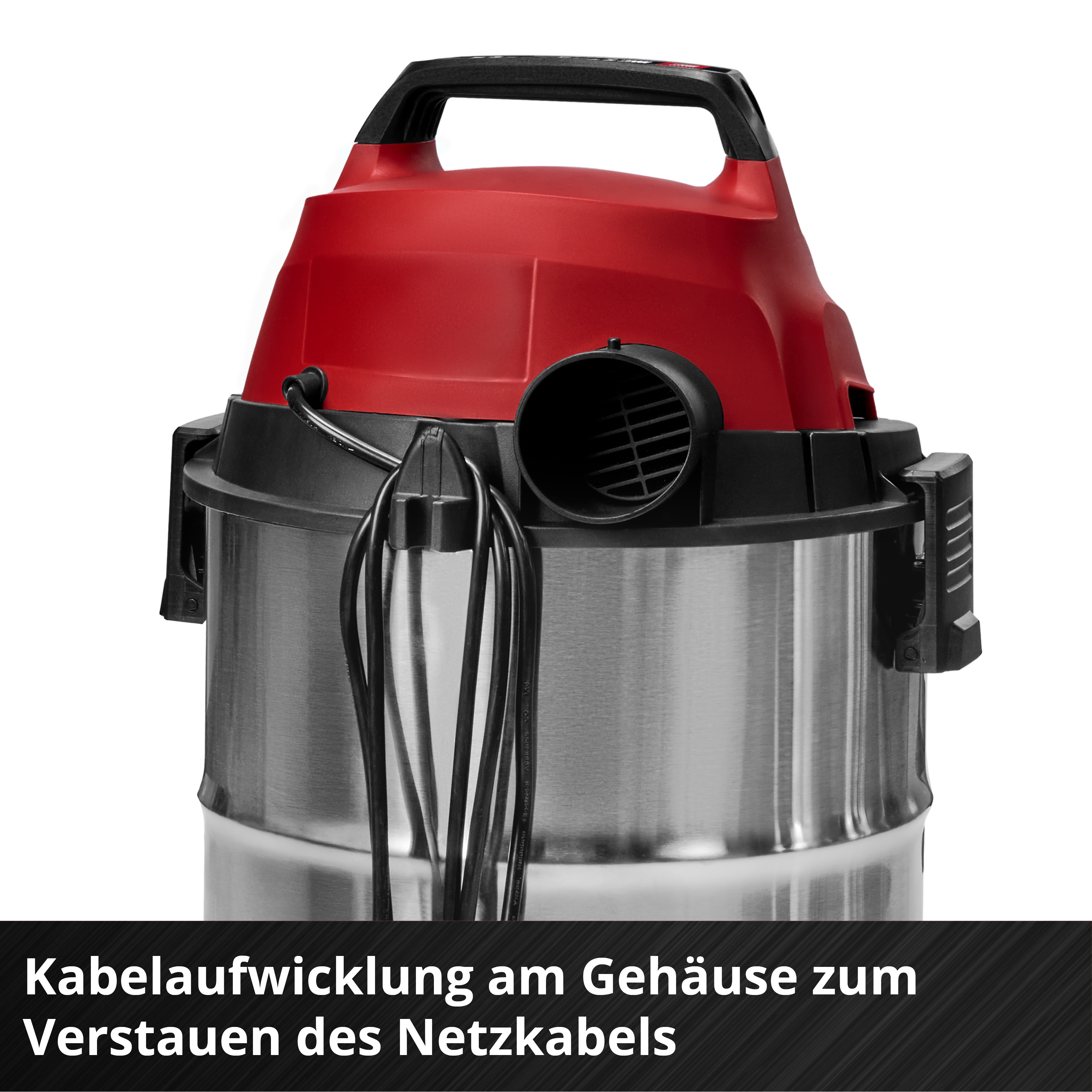 Ein rot-silberner Nass-/Trockensauger mit schwarzem Griff, Netzkabel um das Gehäuse gewickelt und schwarzem Schlauchanschluss.