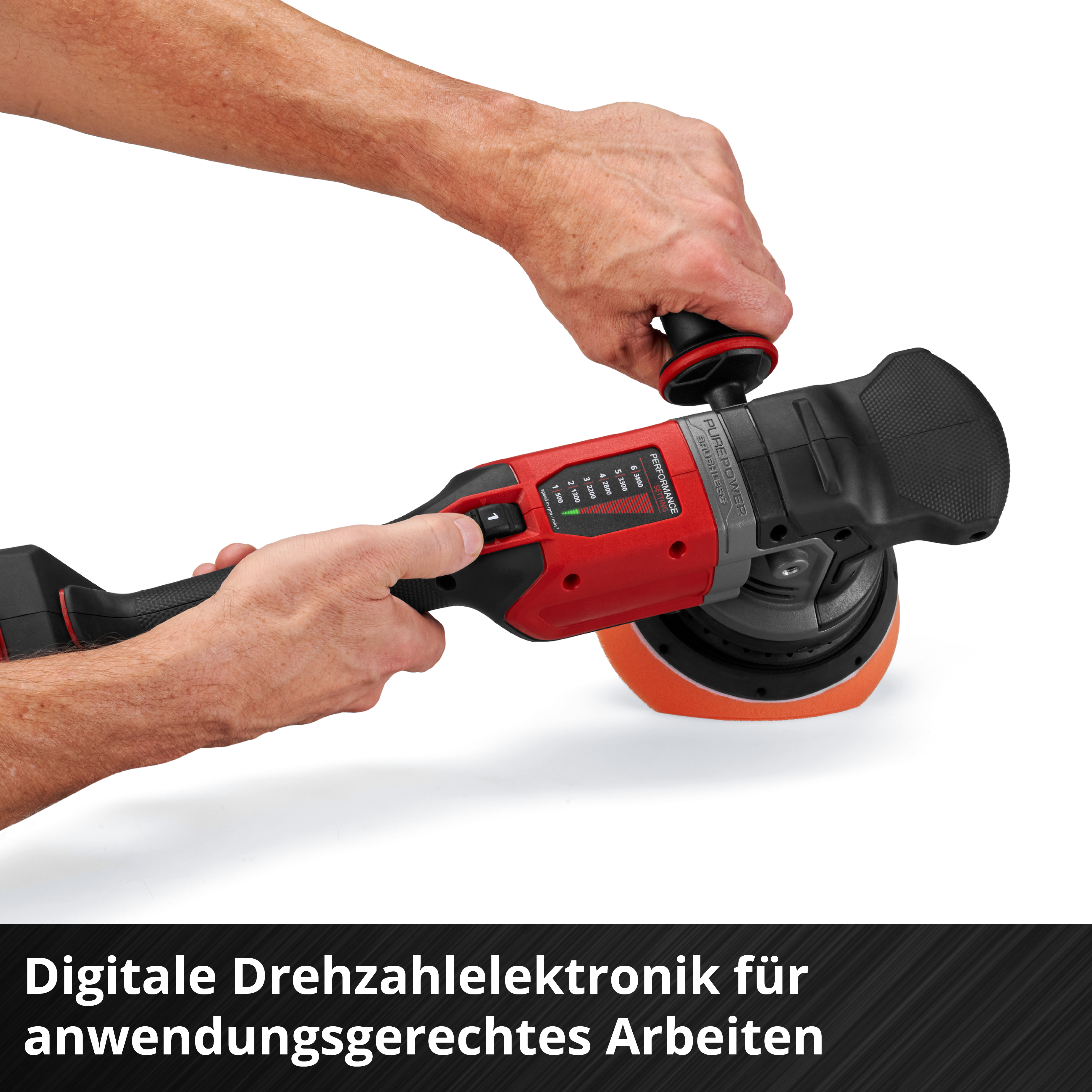 Eine Hand hält einen roten Polierer mit orangem Pad. Display zeigt Drehzahl.