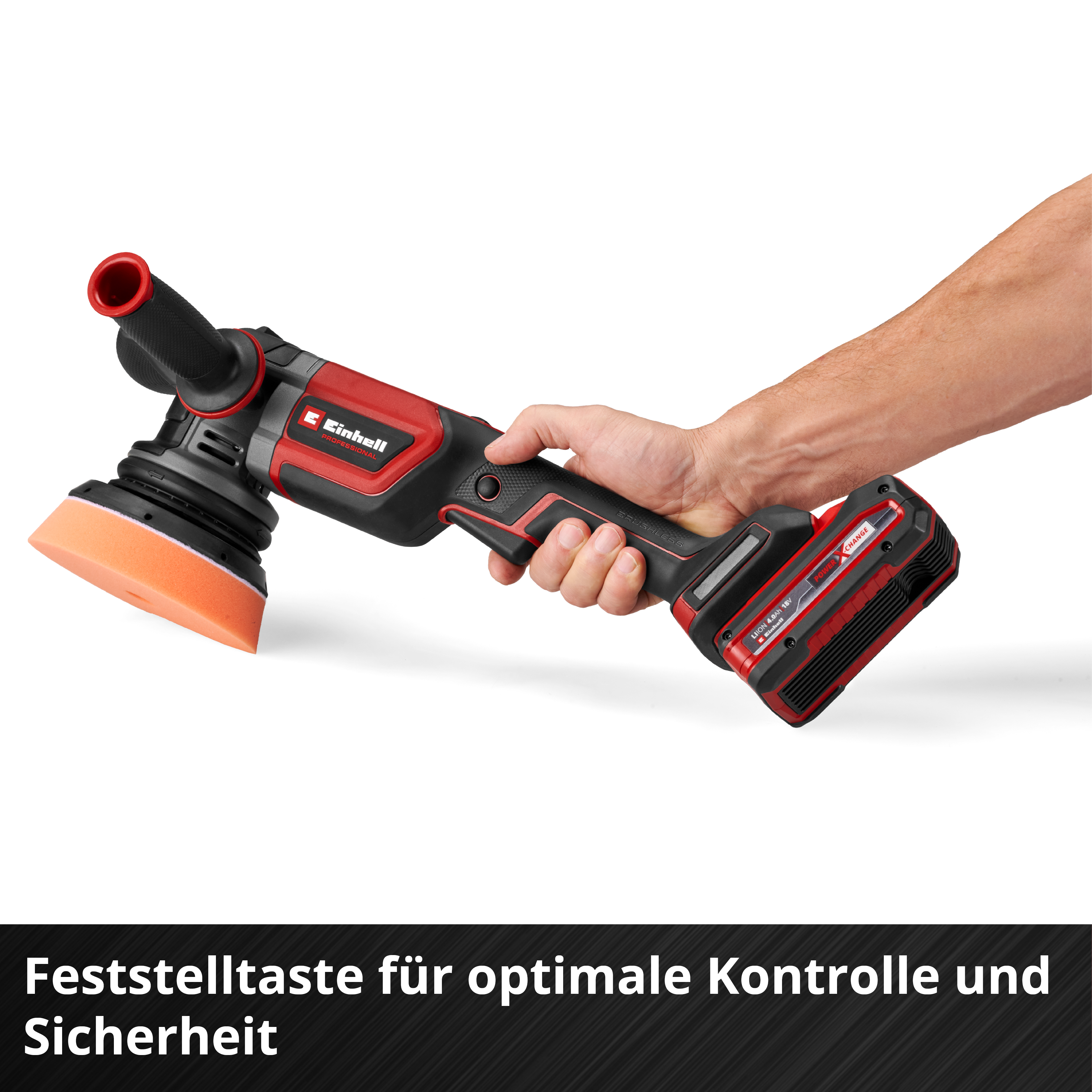 Eine Hand hält eine rote und schwarze Poliermaschine mit orangefarbenem Pad.