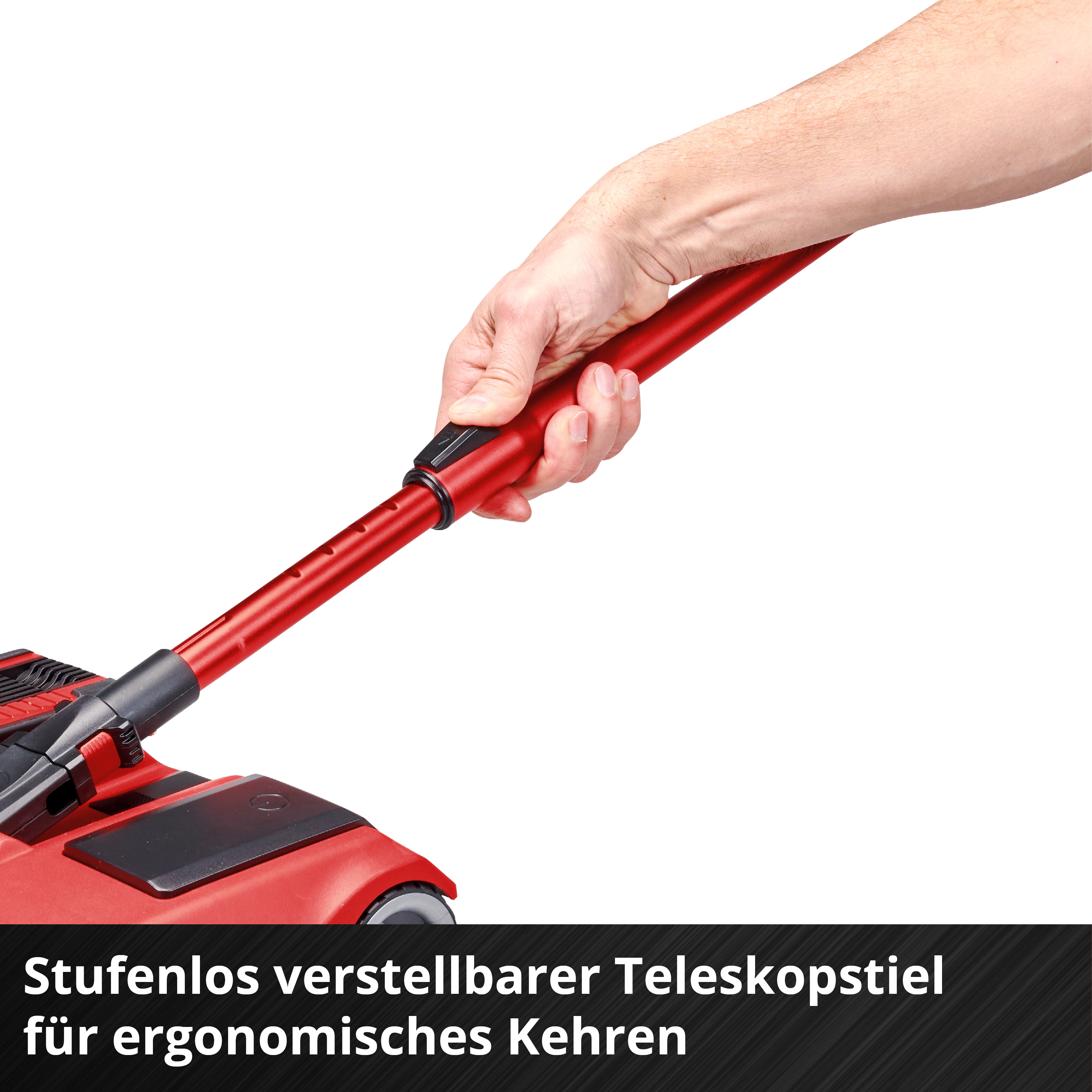 Hand hält roten Teleskopstiel eines Kehrgeräts.