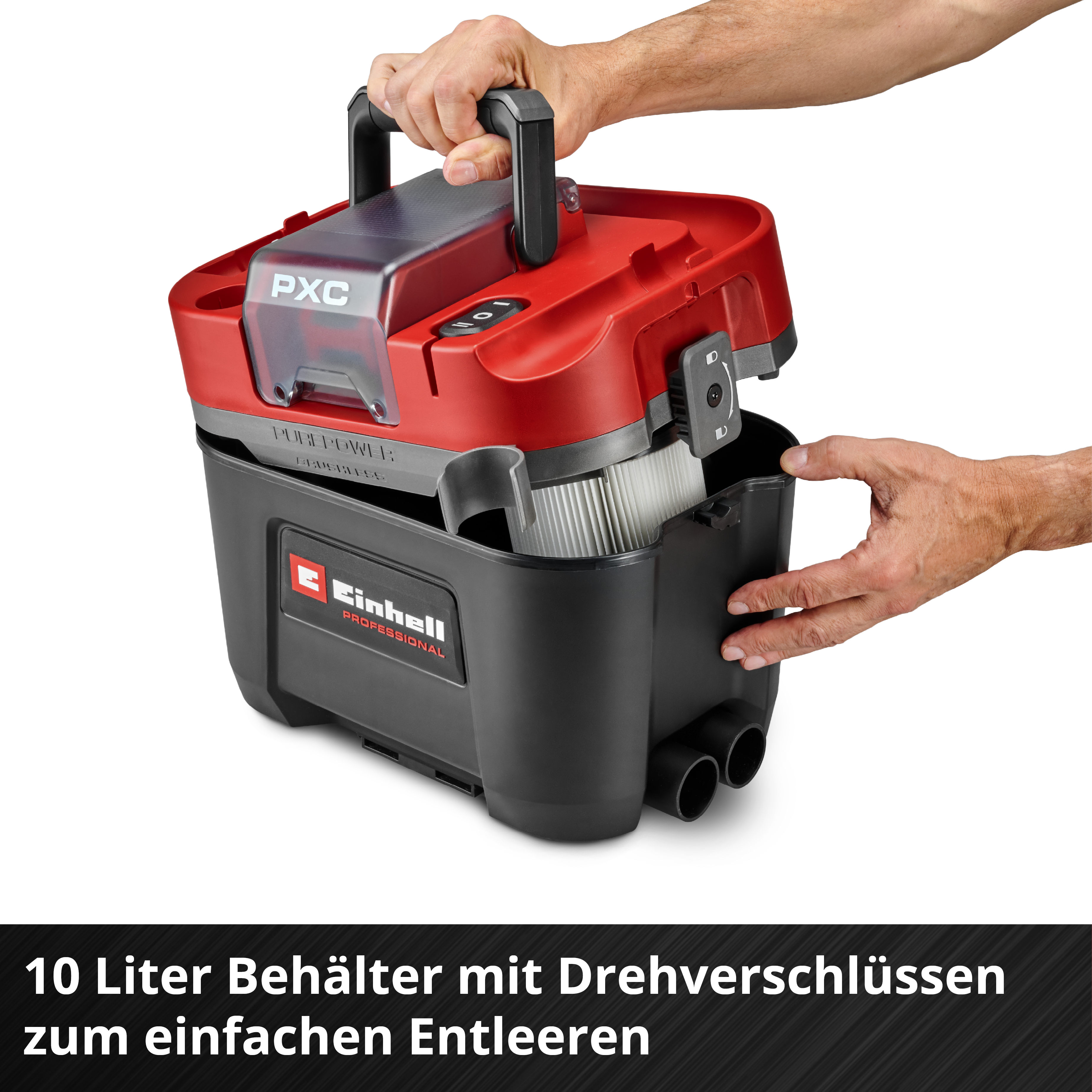 Ein Mann hält einen roten und schwarzen Akku-Sauger mit 10 Liter Behälter.