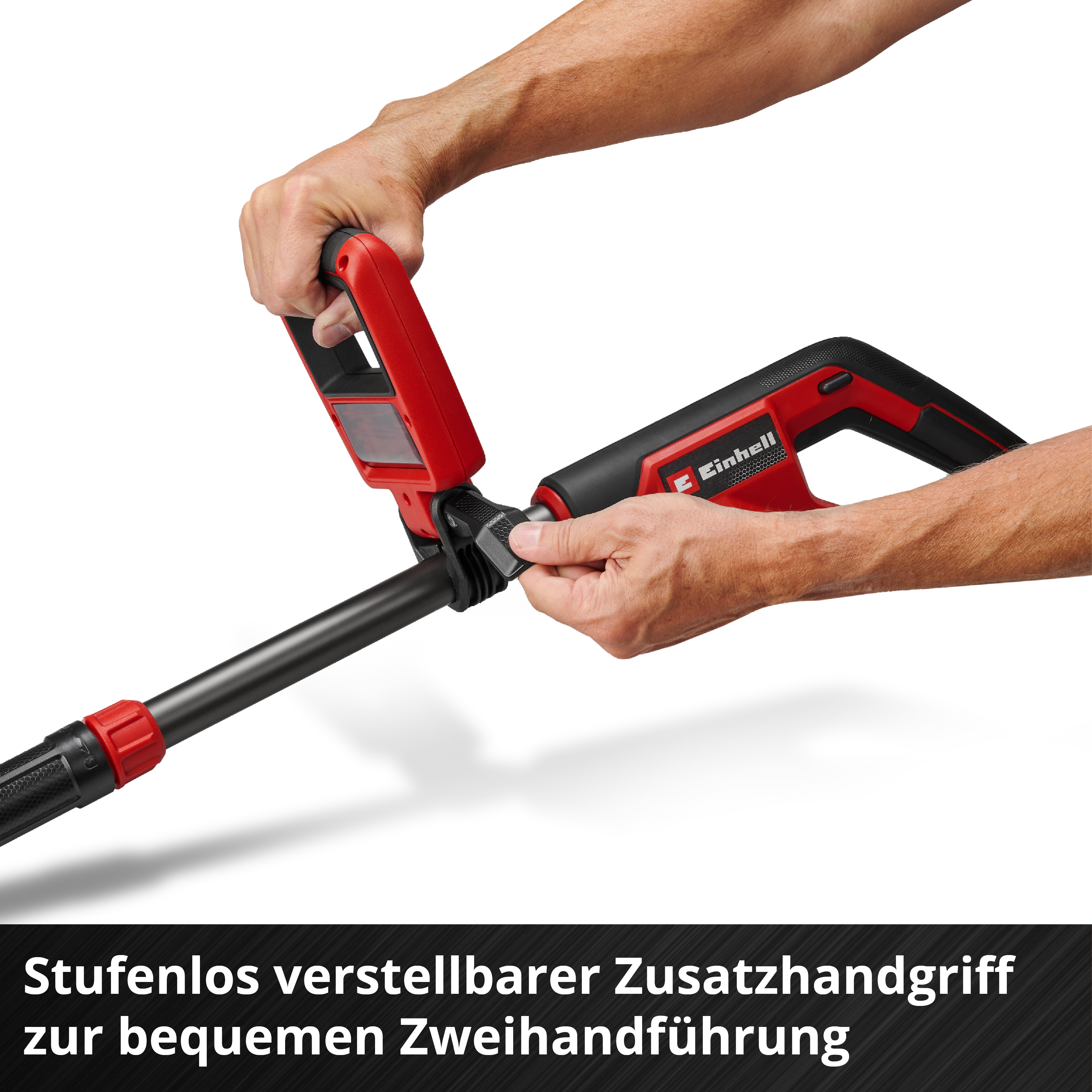 Zwei Hände justieren ein rot-schwarzes Elektrowerkzeug mit langem schwarzem Schaft vor weißem Hintergrund.