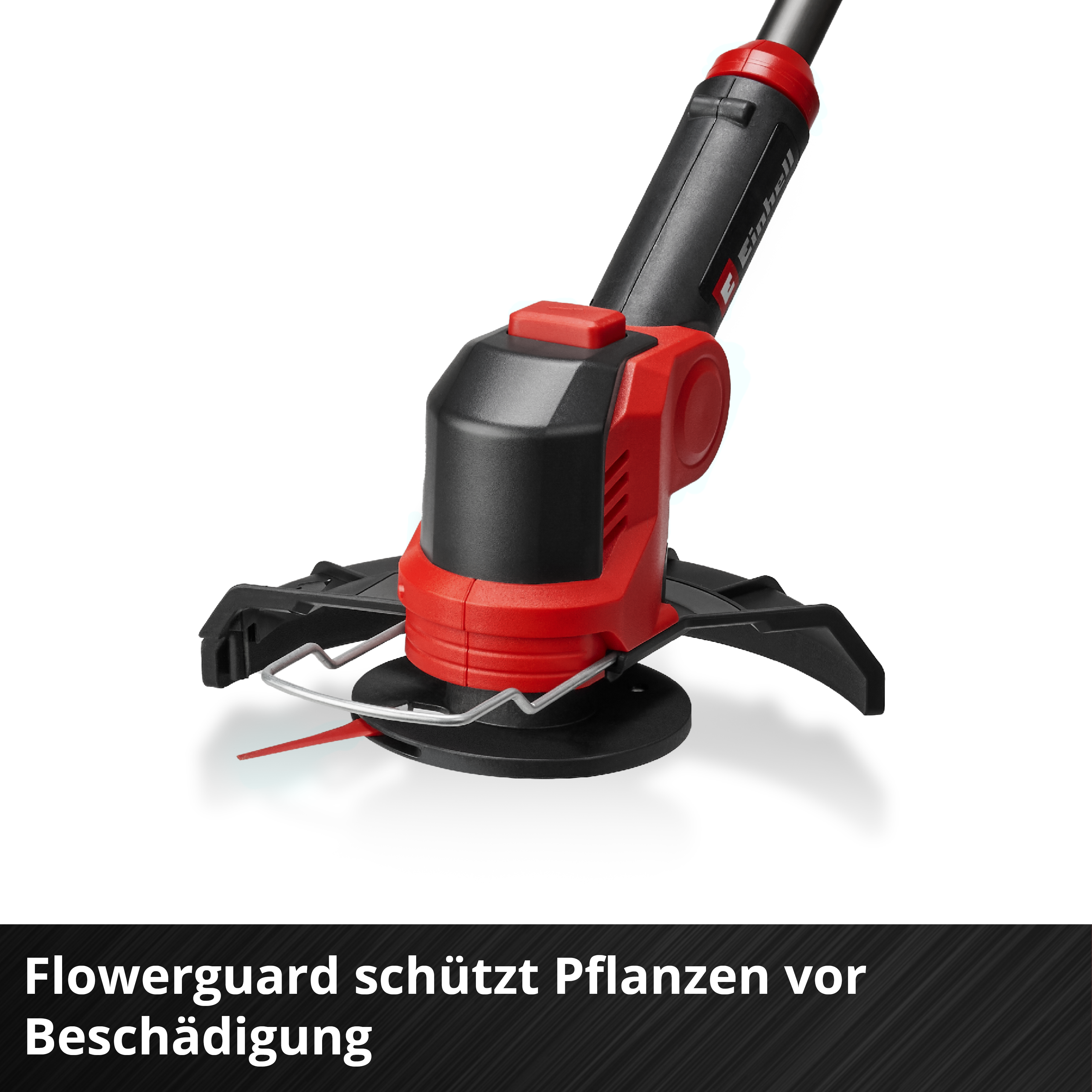 Nahaufnahme eines rot-schwarzen Fadentrimmerkopfes mit Blütenschutz, vor weißem Hintergrund.