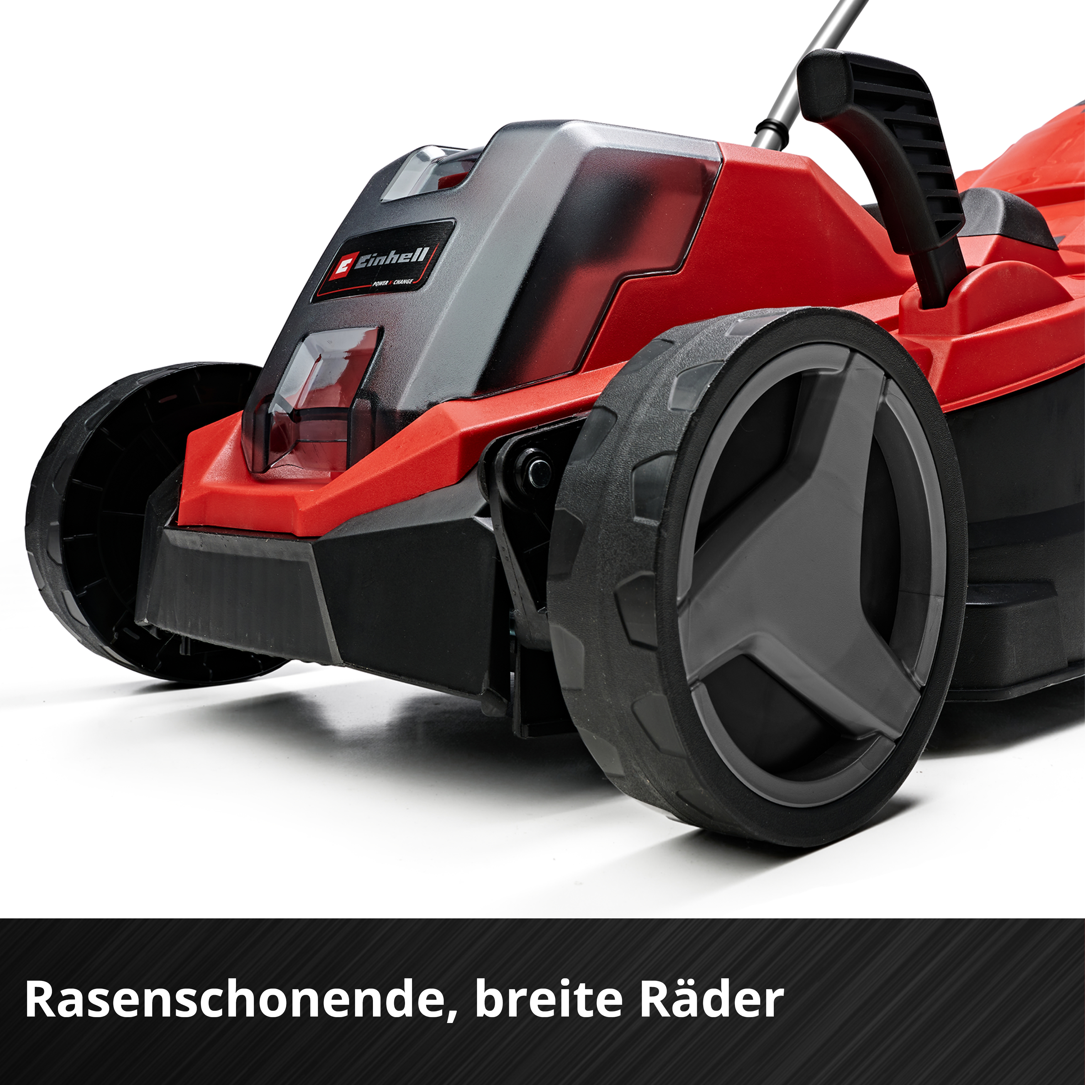 Detailaufnahme eines roten Rasenmähers mit breiten Rädern.