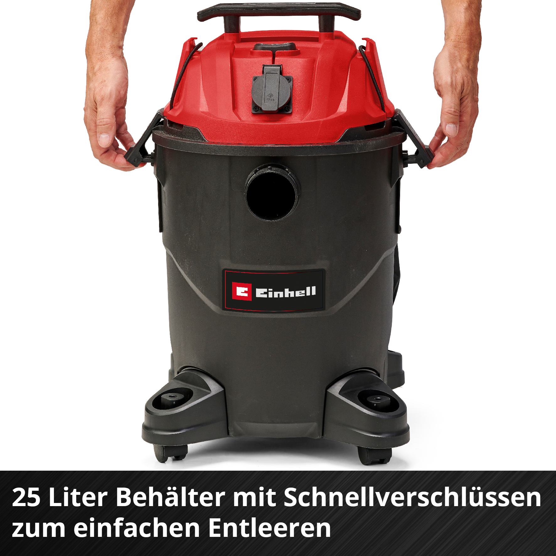Ein Mann bedient einen roten und schwarzen Nass-/Trockensauger mit Schnellverschlüssen.