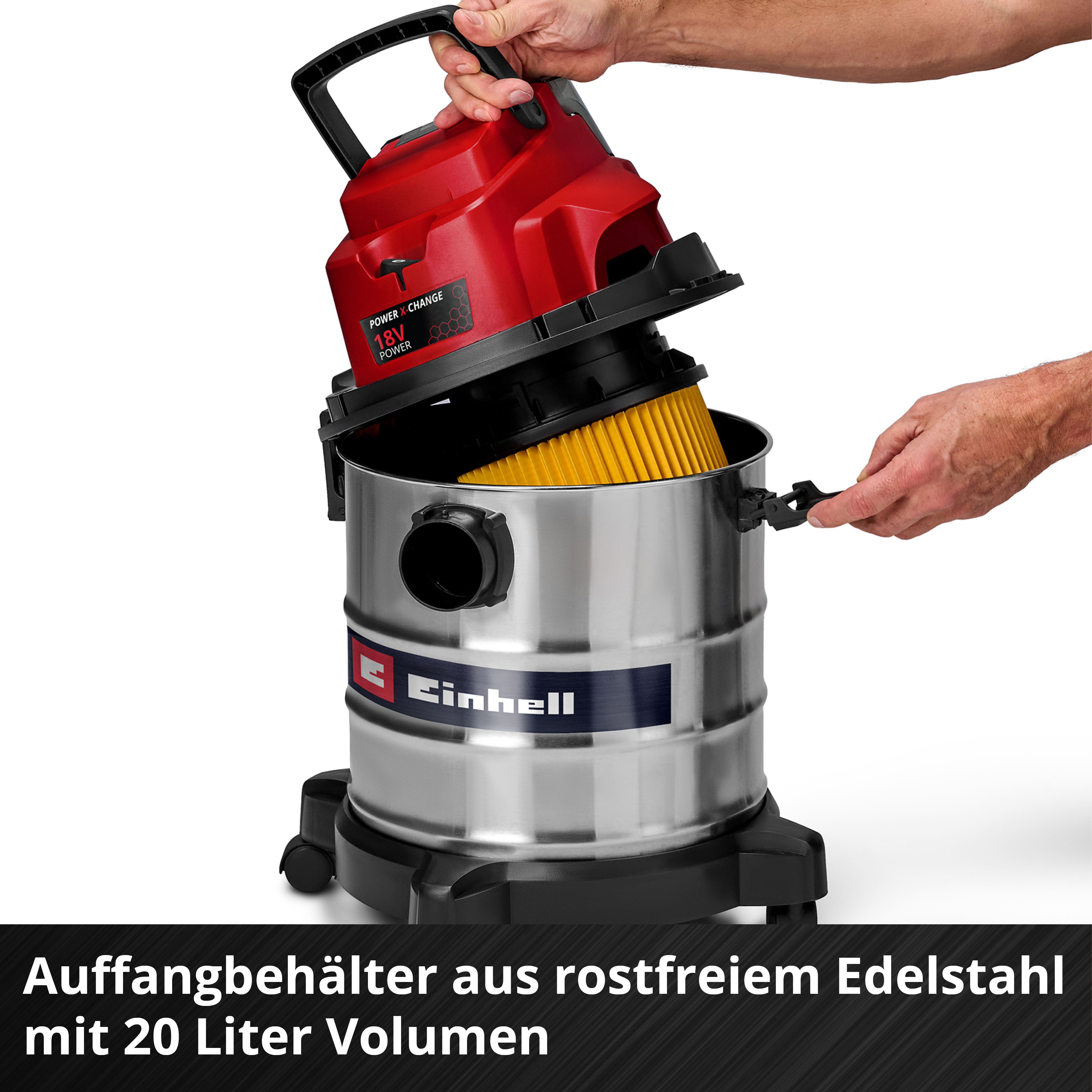 Ein Mann montiert einen roten Staubsaugerkopf auf einen Edelstahlbehälter mit Filter.