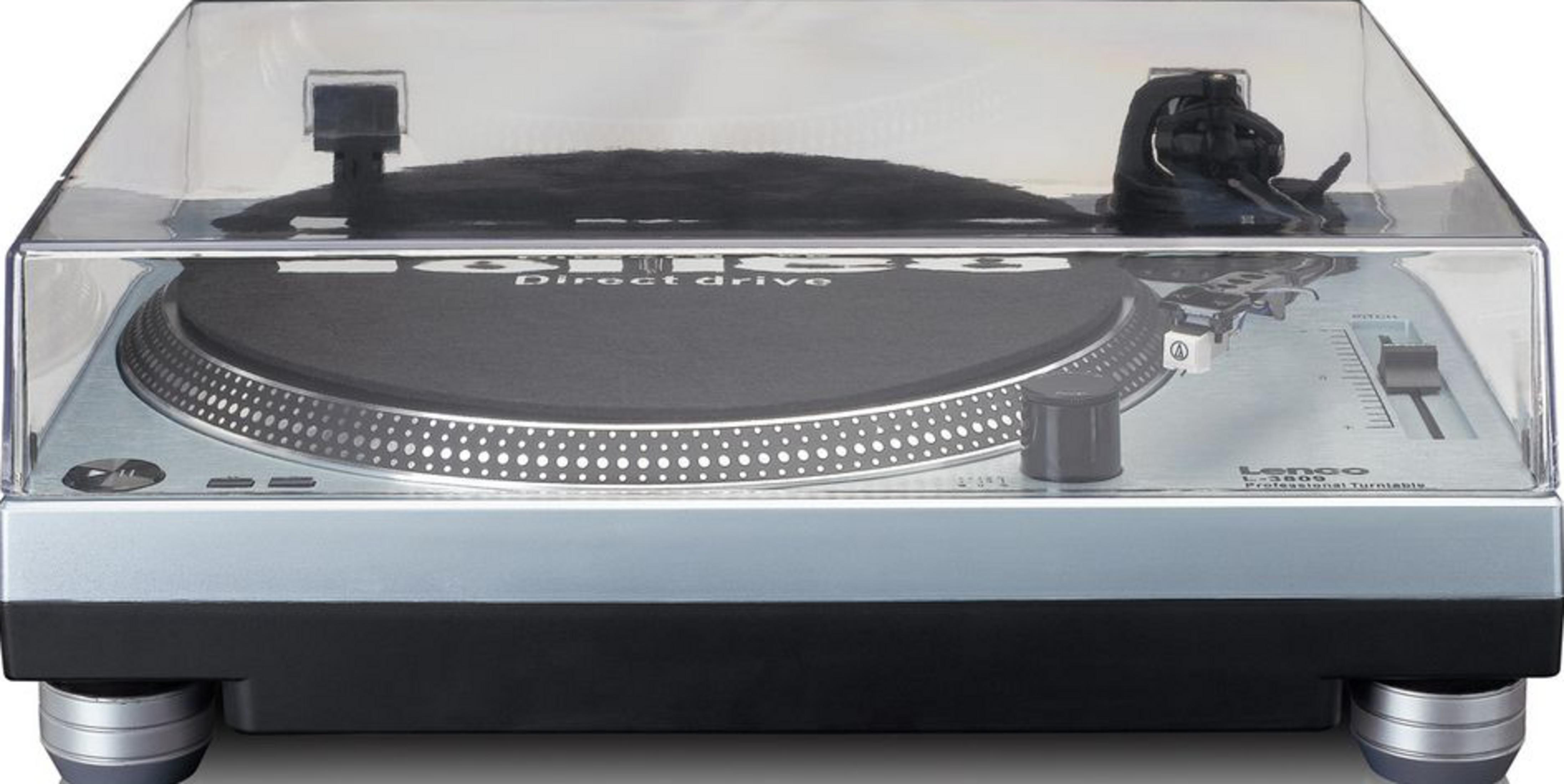 Gramofon Lenco z srebrną obudową, czarną matą i przezroczystą osłoną przeciwkurzową.