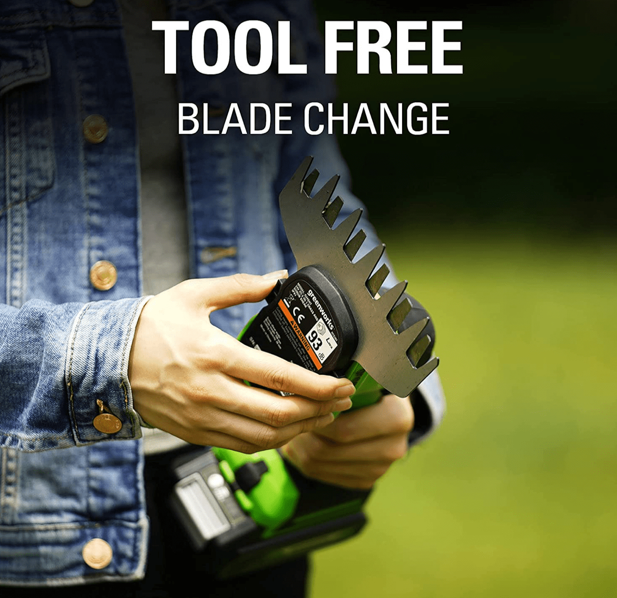 Osoba zmieniająca narzędzie w zielonym urządzeniu akumulatorowym. Tekst: TOOL FREE BLADE CHANGE.