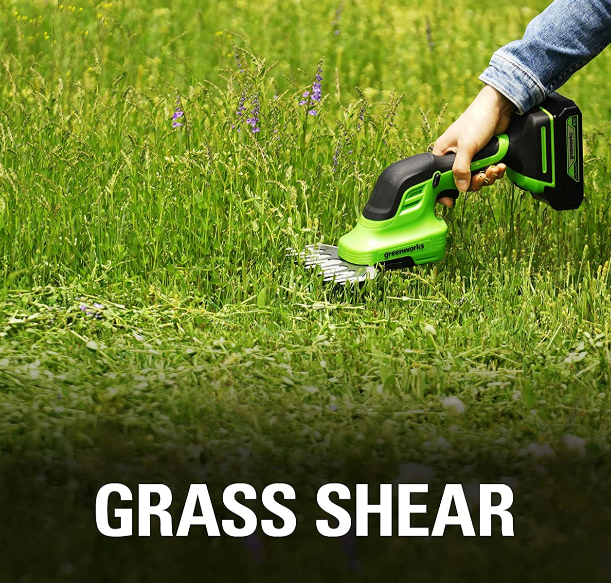 Zielone nożyce do trawy w akcji, przycinające trawę. Widok z bliska.