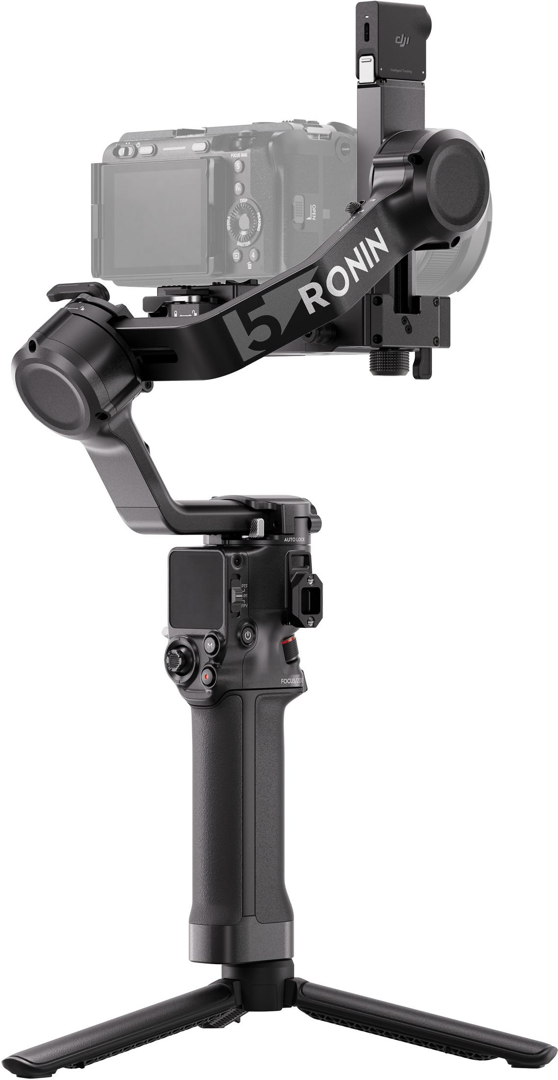 Un gimbal DJI Ronin nero con fotocamera e treppiede su sfondo bianco.