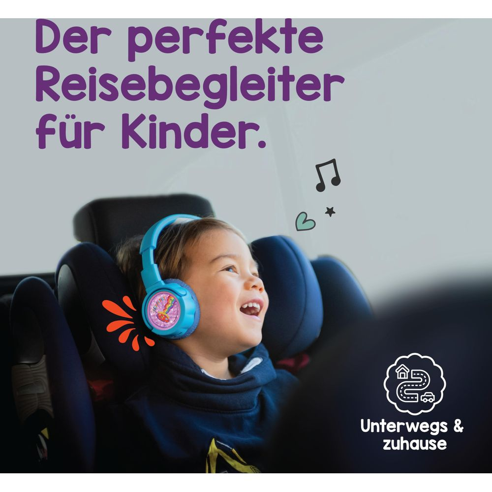 Ein lachendes Kind mit Kopfhörern im Auto. Text: Der perfekte Reisebegleiter für Kinder.